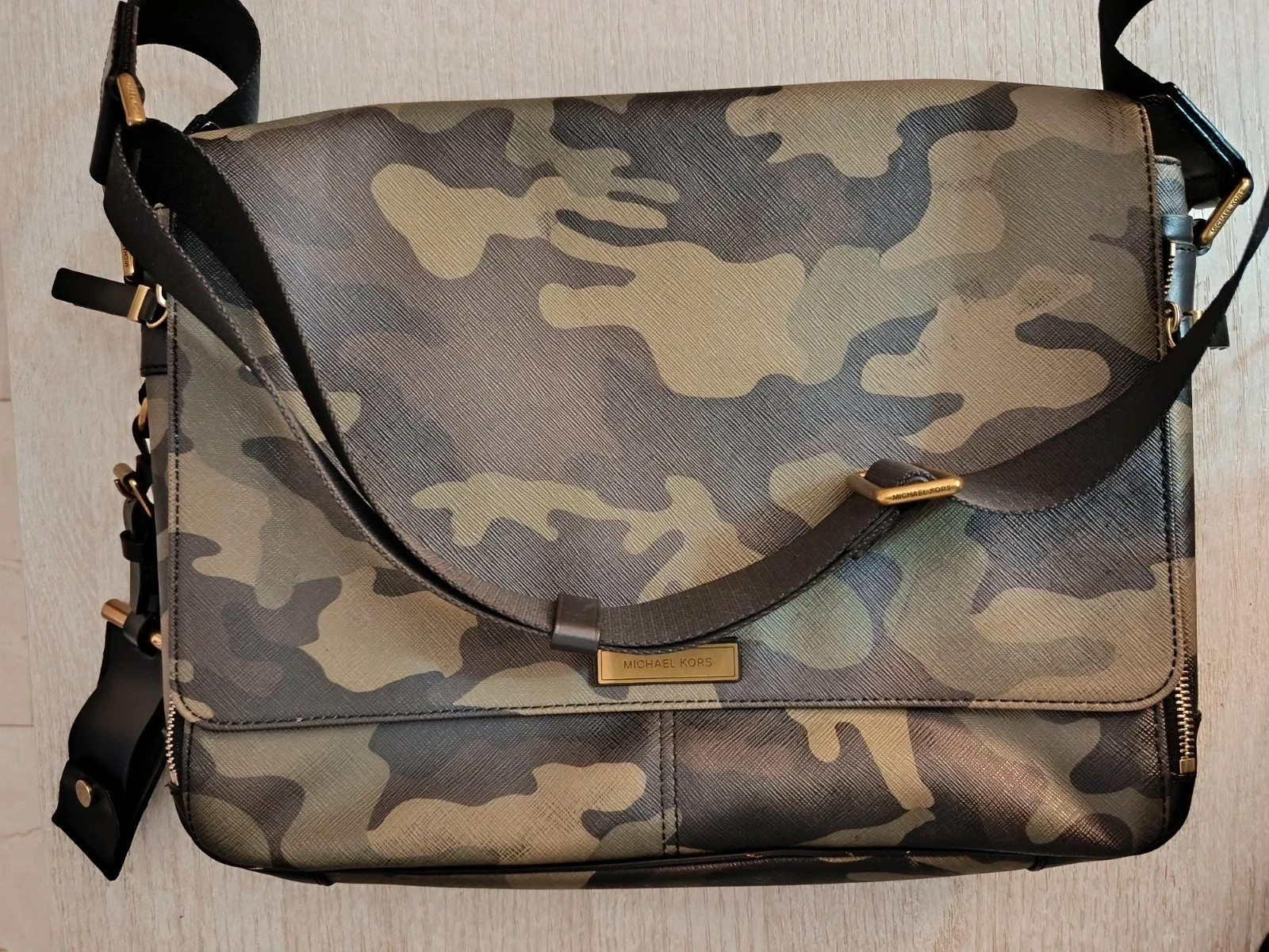 Bandolera Michael Kors Harrison - Piel Saffiano Camuflaje🔥🔥 – Michael Kors 4
