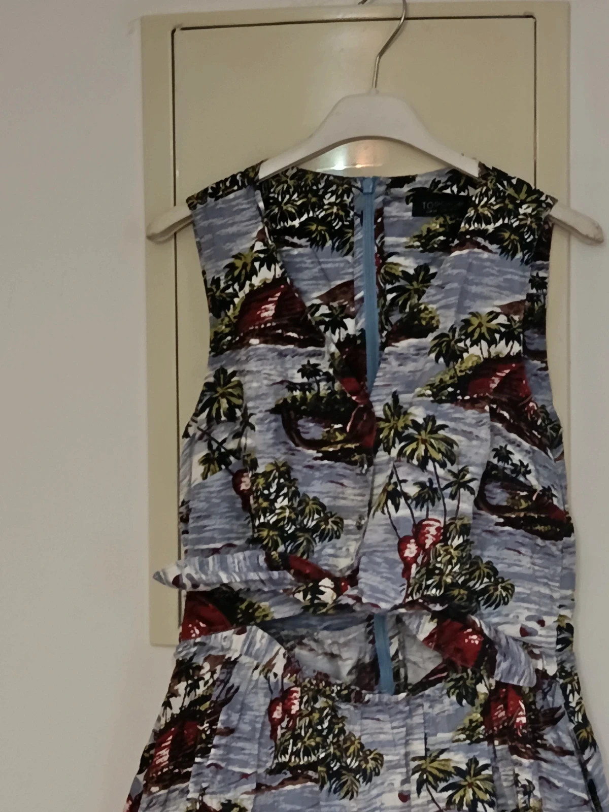Vestido Topshop Estampado Tropical con Cut-Out Lazada y Bolsillos – Talla 38🔥🔥