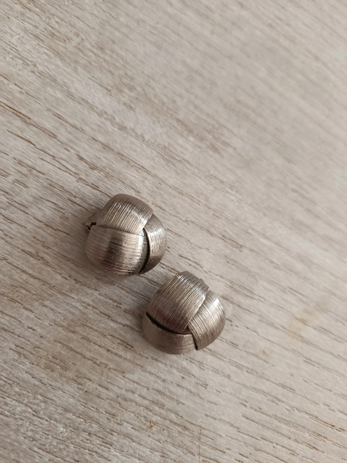 Pendientes vintage de clip - Diseño de nudo satinado plateado🔥🔥 5