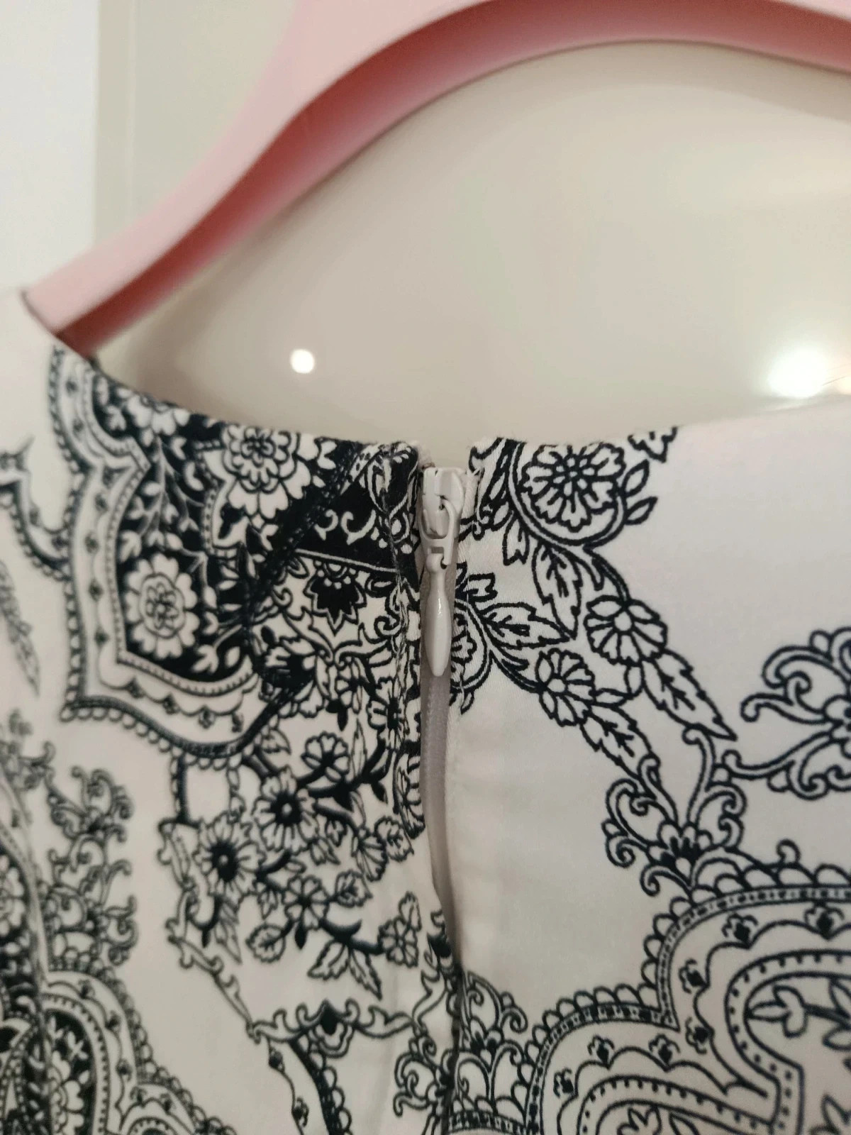 Vestido Orsay Estampado Paisley y Mandalas - Elegancia en Blanco y Negro🔥🔥 – ORSAY – taille M / 38 / 10 5