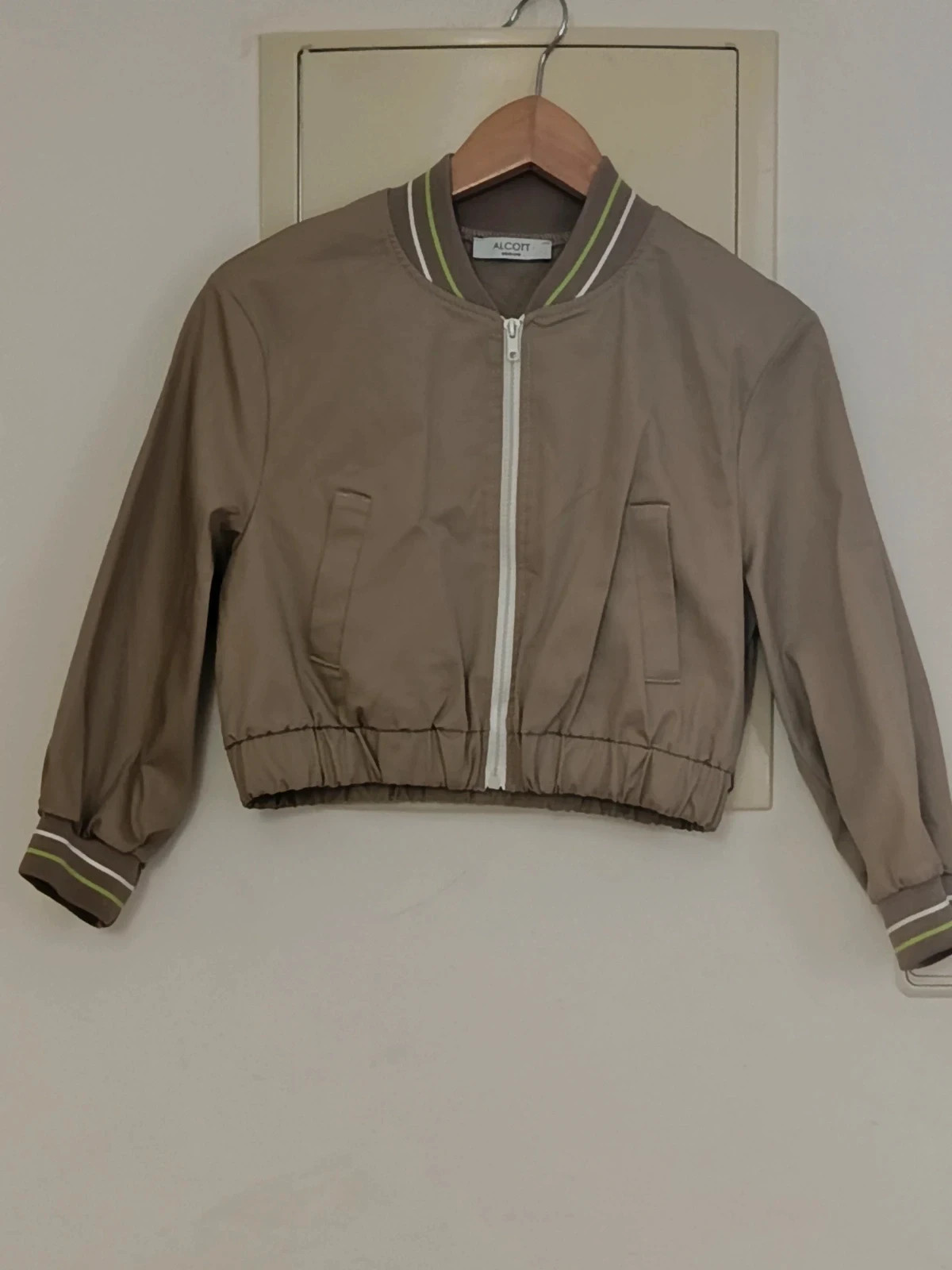 Cazadora bomber cropped beige Alcott 🔥🔥Talla M
