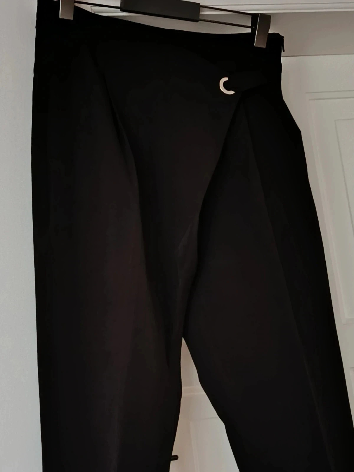 Pantalón Negro de Diseño Cruzado y Ojal Metálico🔥🔥 – Axel Concept – taille M / 38 / 10 3