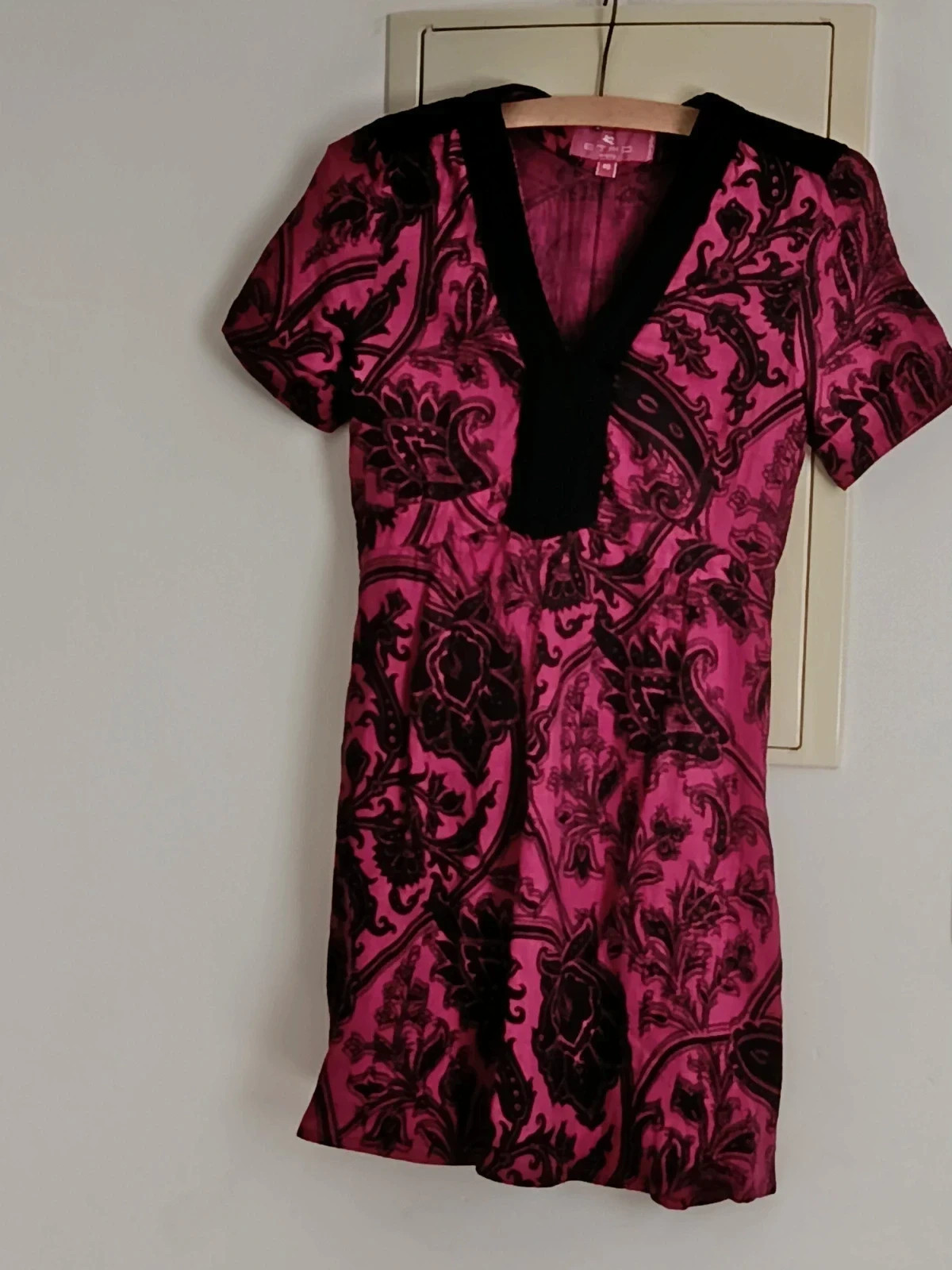 Vestido Corto ETRO Milano – Estampado Barroco Fucsia y Negro🔥🔥