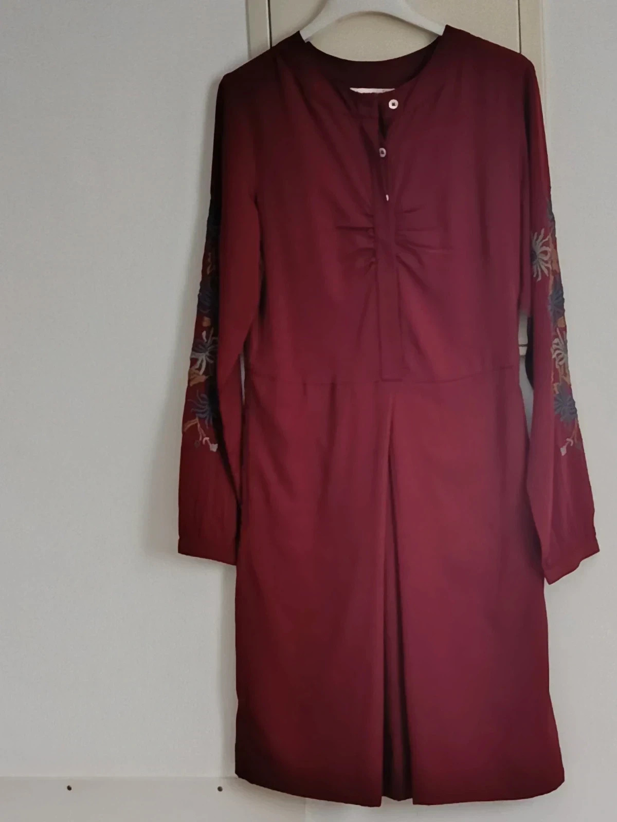 Vestido Nice Things Paloma S Granate con Bordados Florales🔥🔥