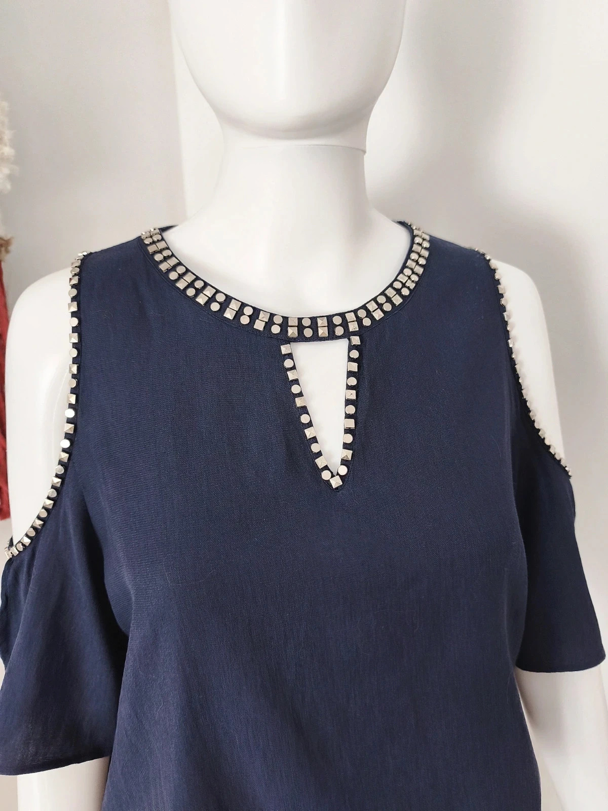 Blusa Fluida Tachuelas con hombros descubiertos by Amy Lou – Amy Lou – taille M / 38 / 10 5