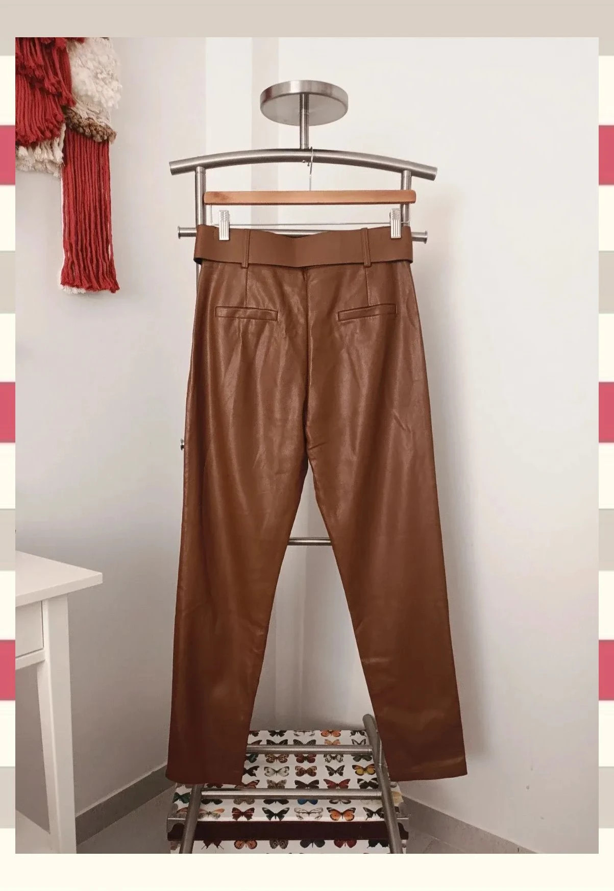 Precioso pantalon efecto cuero Marca May by shining star – May By Shining Star – taille M / 38 / 10 2