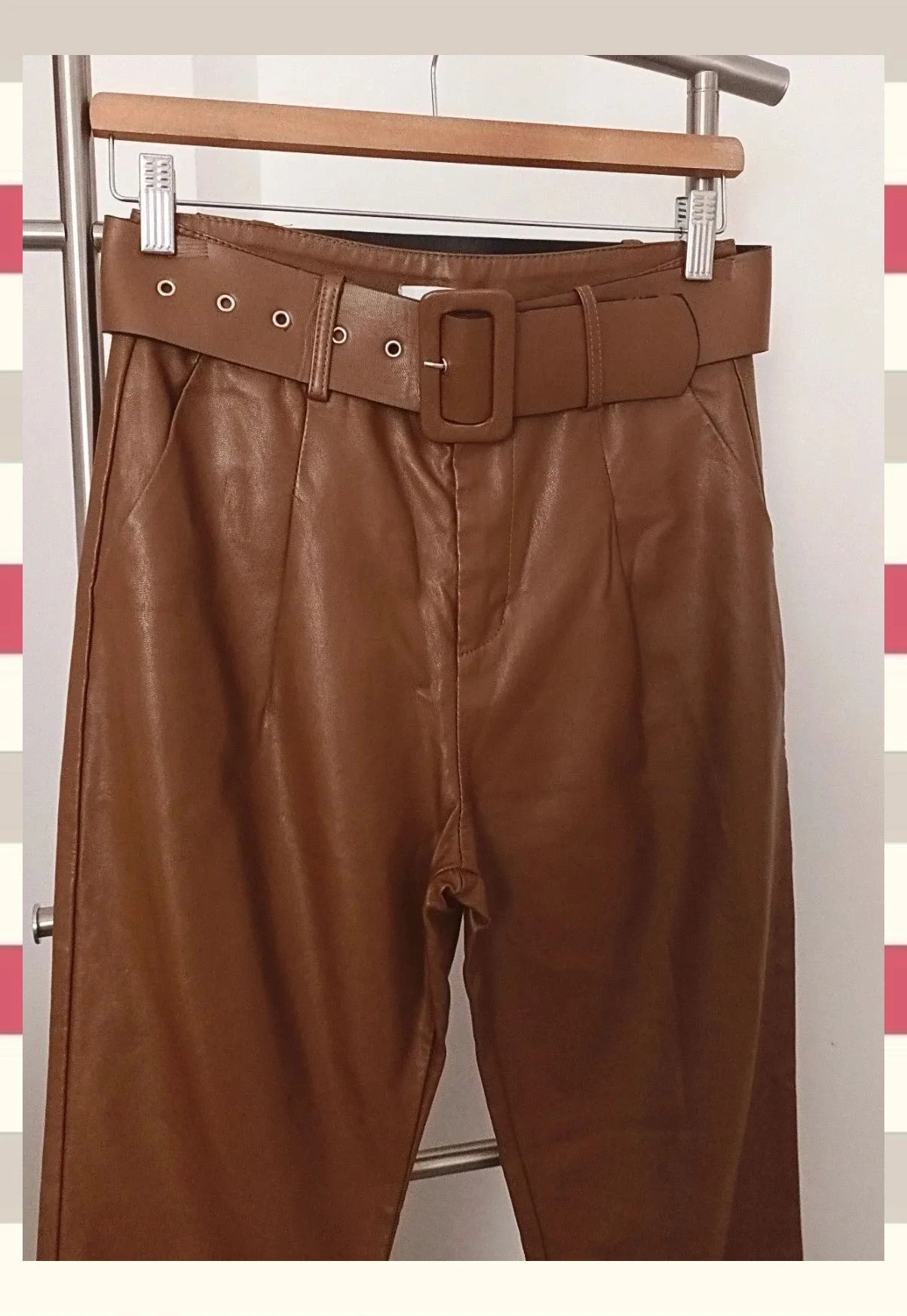 Precioso pantalon efecto cuero Marca May by shining star – May By Shining Star – taille M / 38 / 10 4