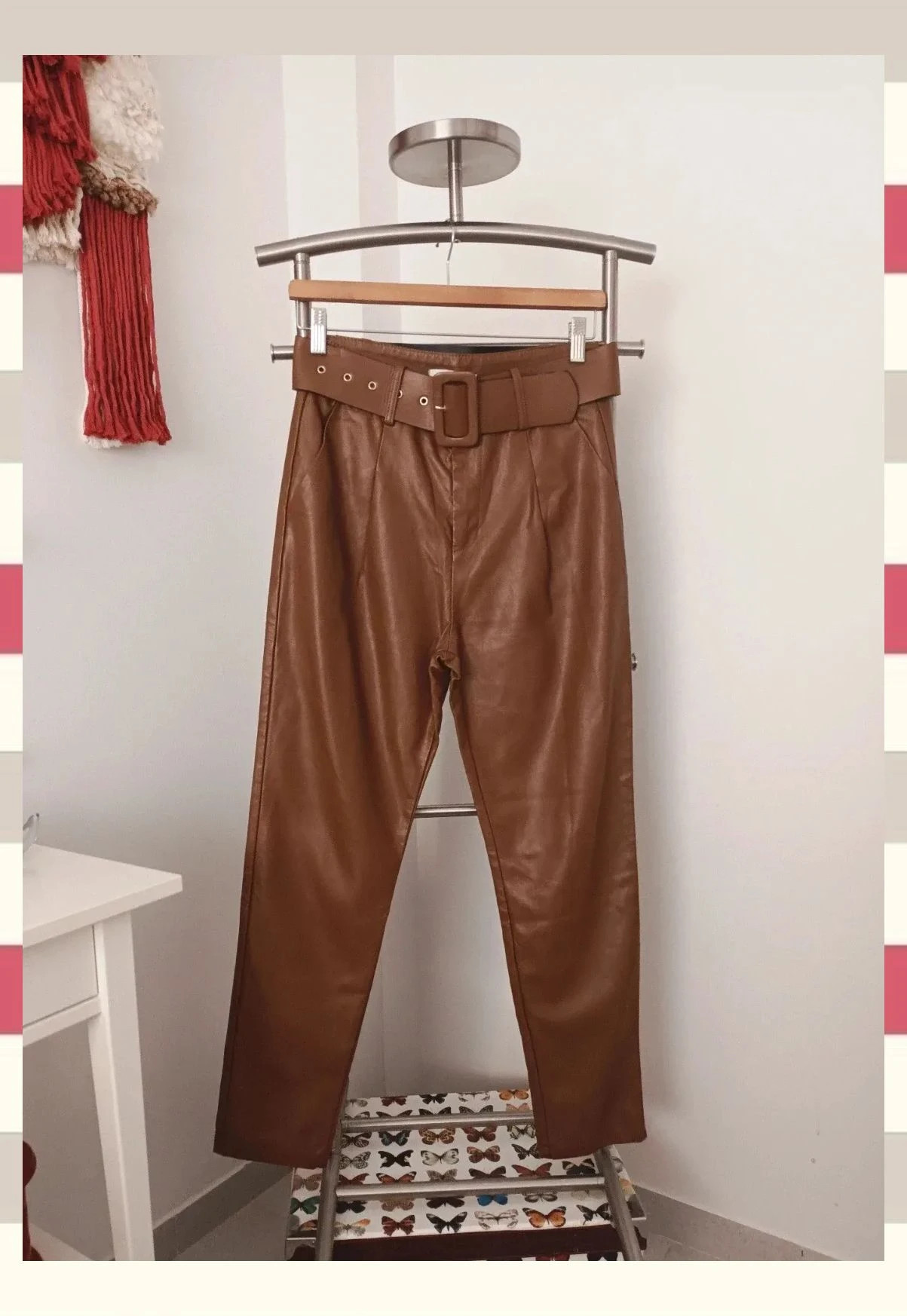 Precioso pantalon efecto cuero Marca May by shining star – May By Shining Star – taille M / 38 / 10