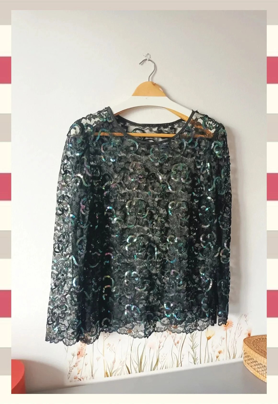 Blusa de Encaje Negra con Lentejuelas Tornasoladas