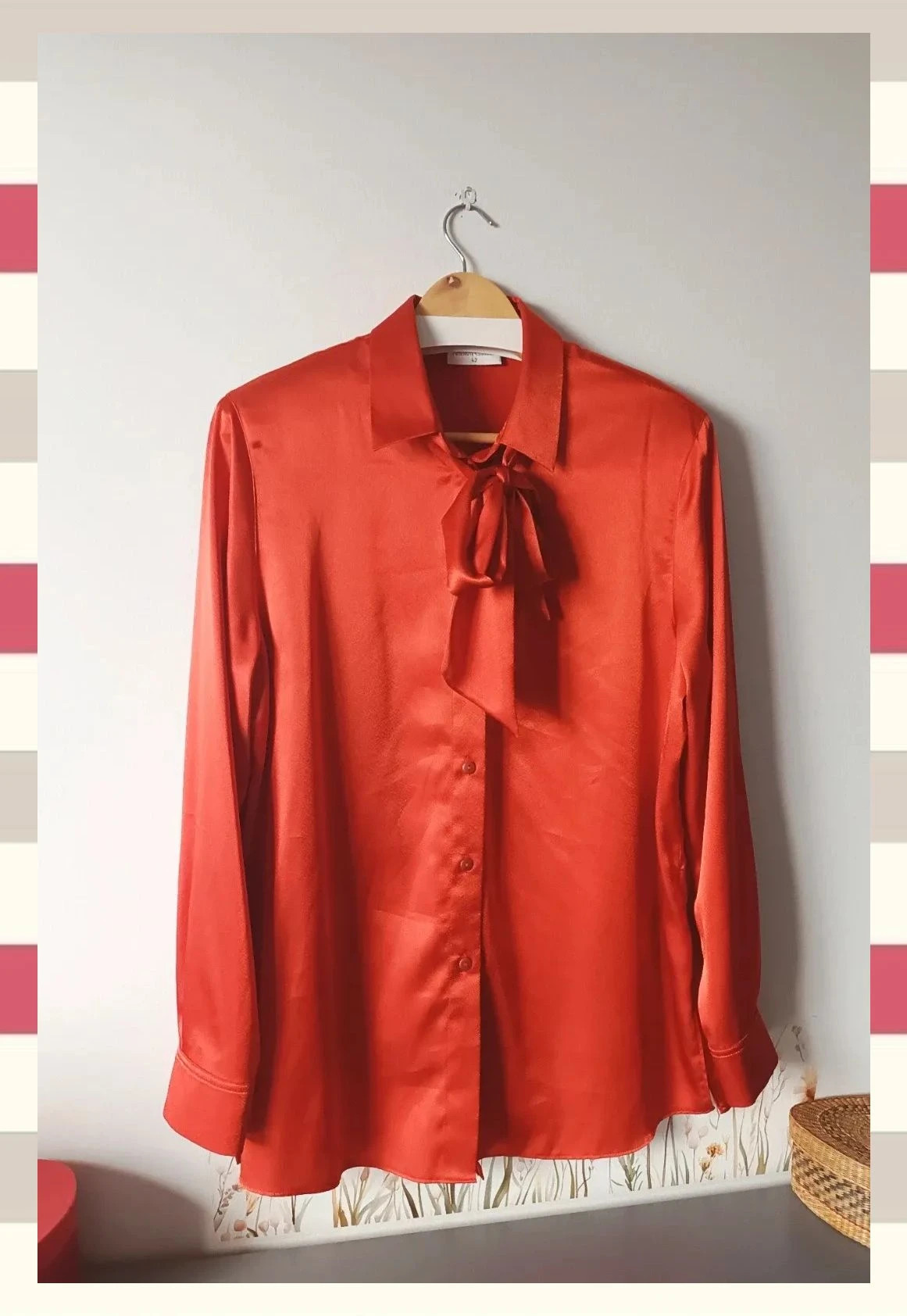 Blusa Satinada roja con Lazo T.42