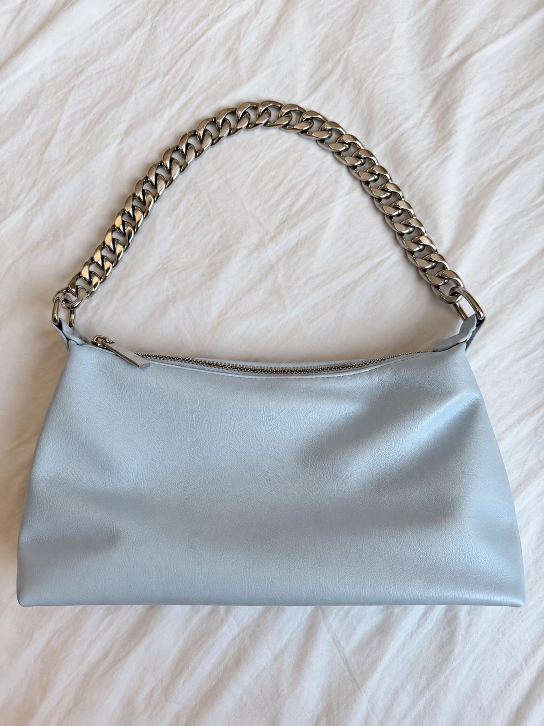 Sac à main Bershka bleu ciel avec chaîne argentée