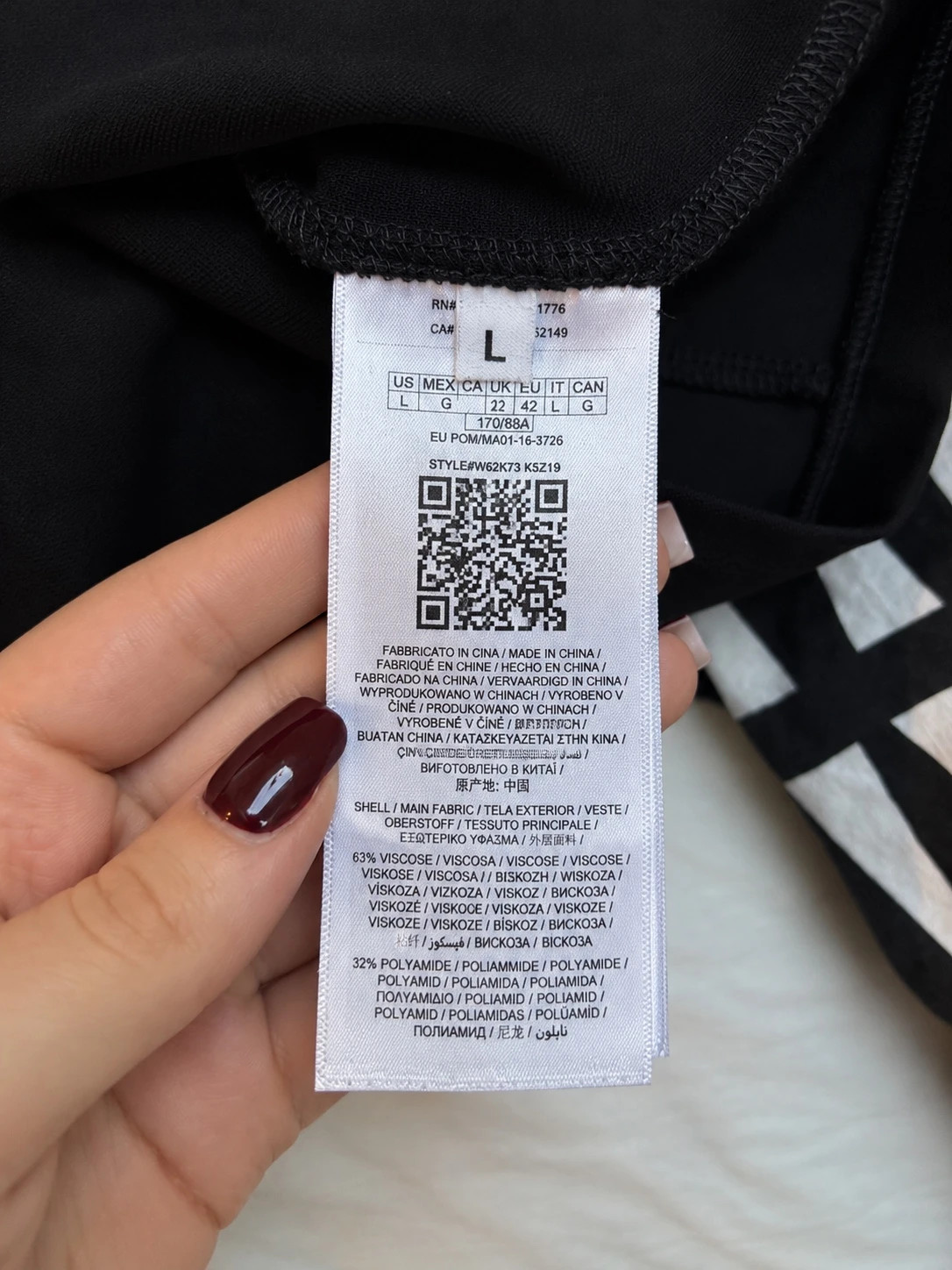 Robe noire Guess moulante à décolleté croisé – Taille L – GUESS – taille L 4