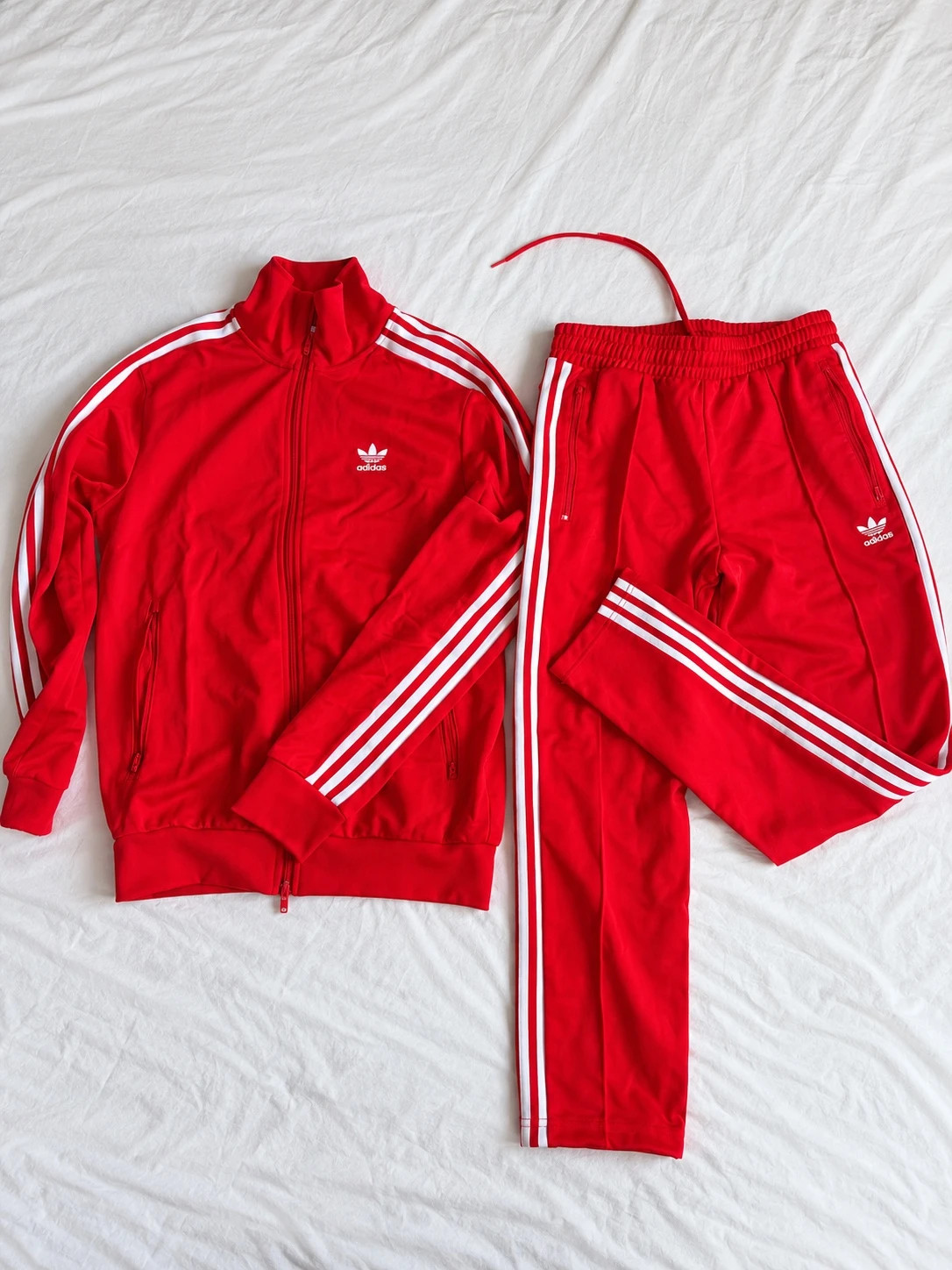 Ensemble Adidas rouge 3 bandes veste + pantalon – S/M – Neuf