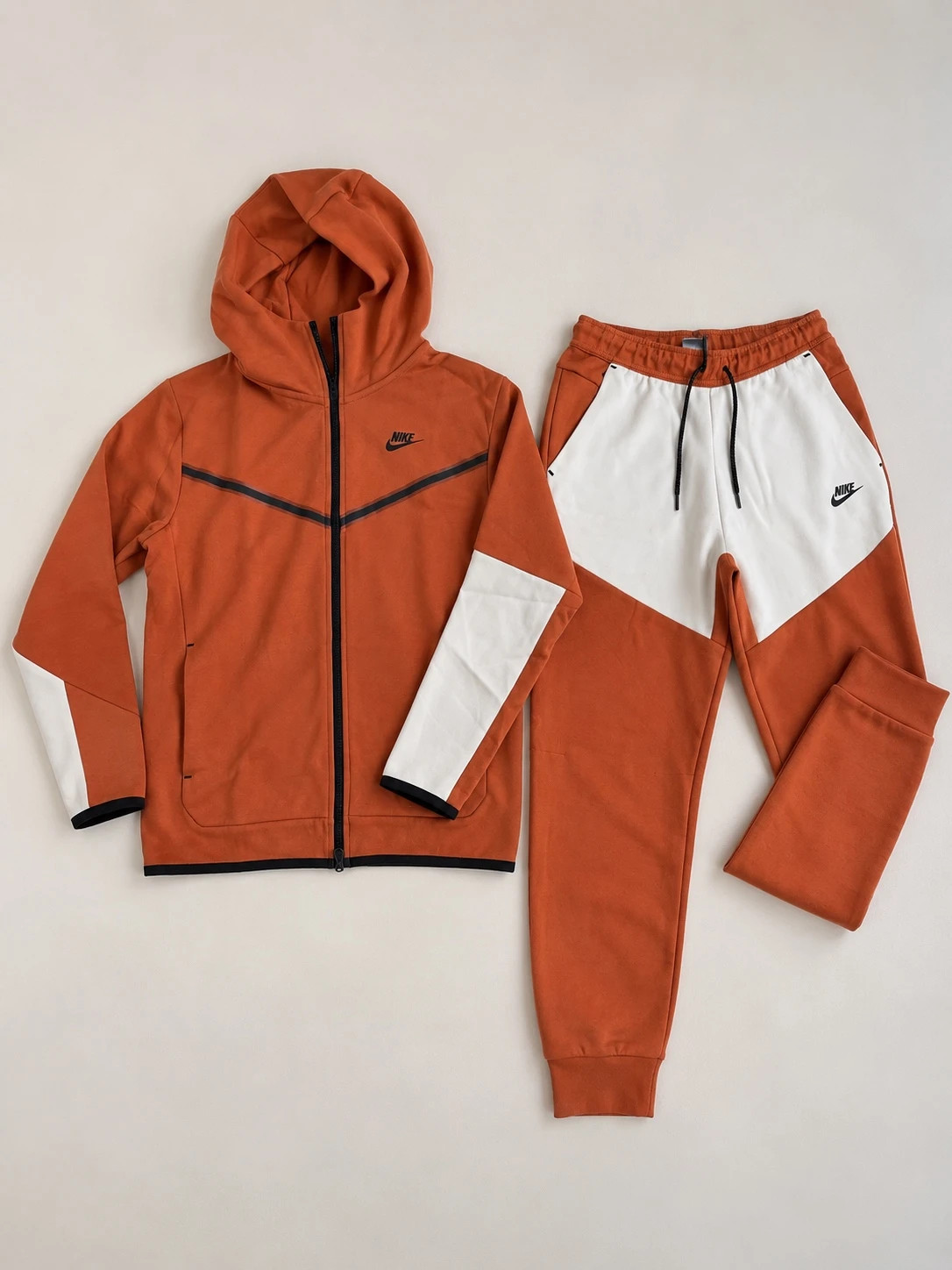 Ensemble Nike Tech orange et blanc – Taille S/M – Neuf