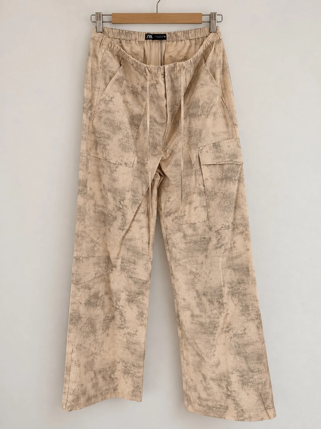 Pantalon cargo Zara beige imprimé – Taille M