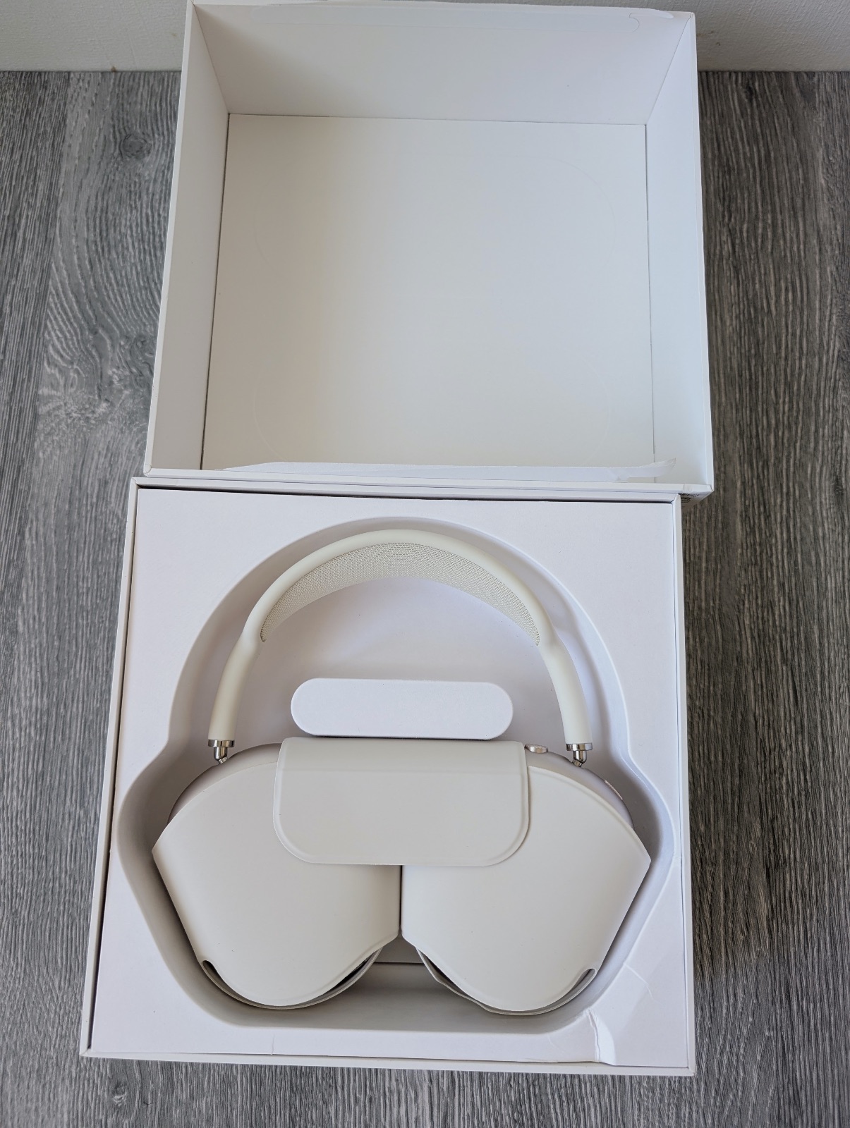 AirPods max starlight  – Apple 3