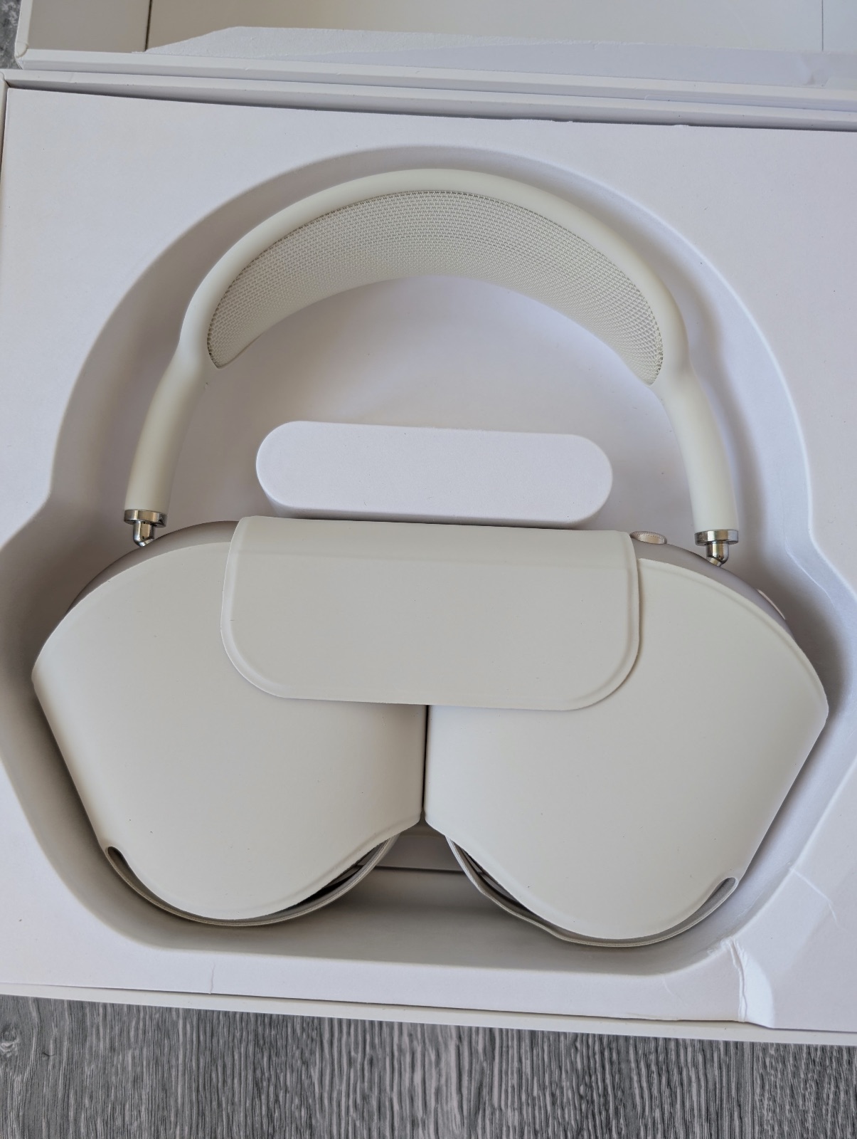 AirPods max starlight  – Apple 2