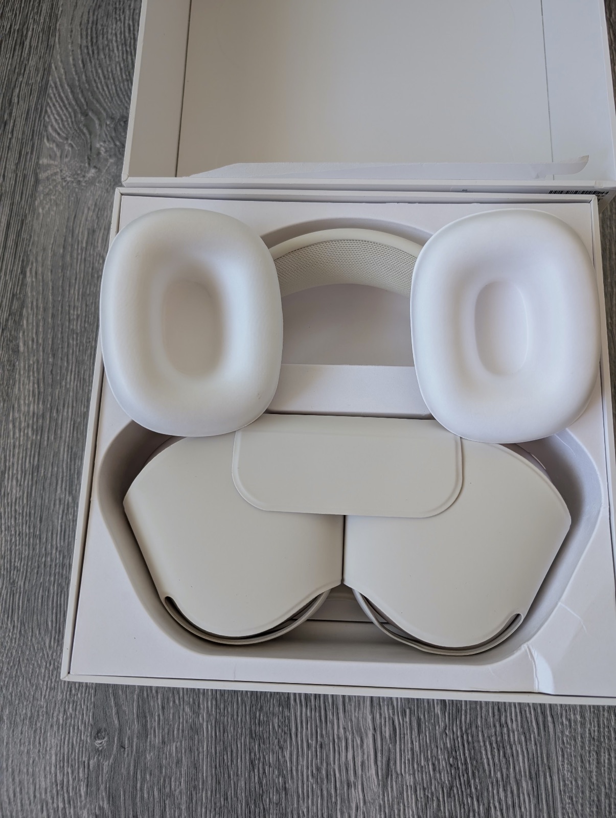 AirPods max starlight  – Apple 6