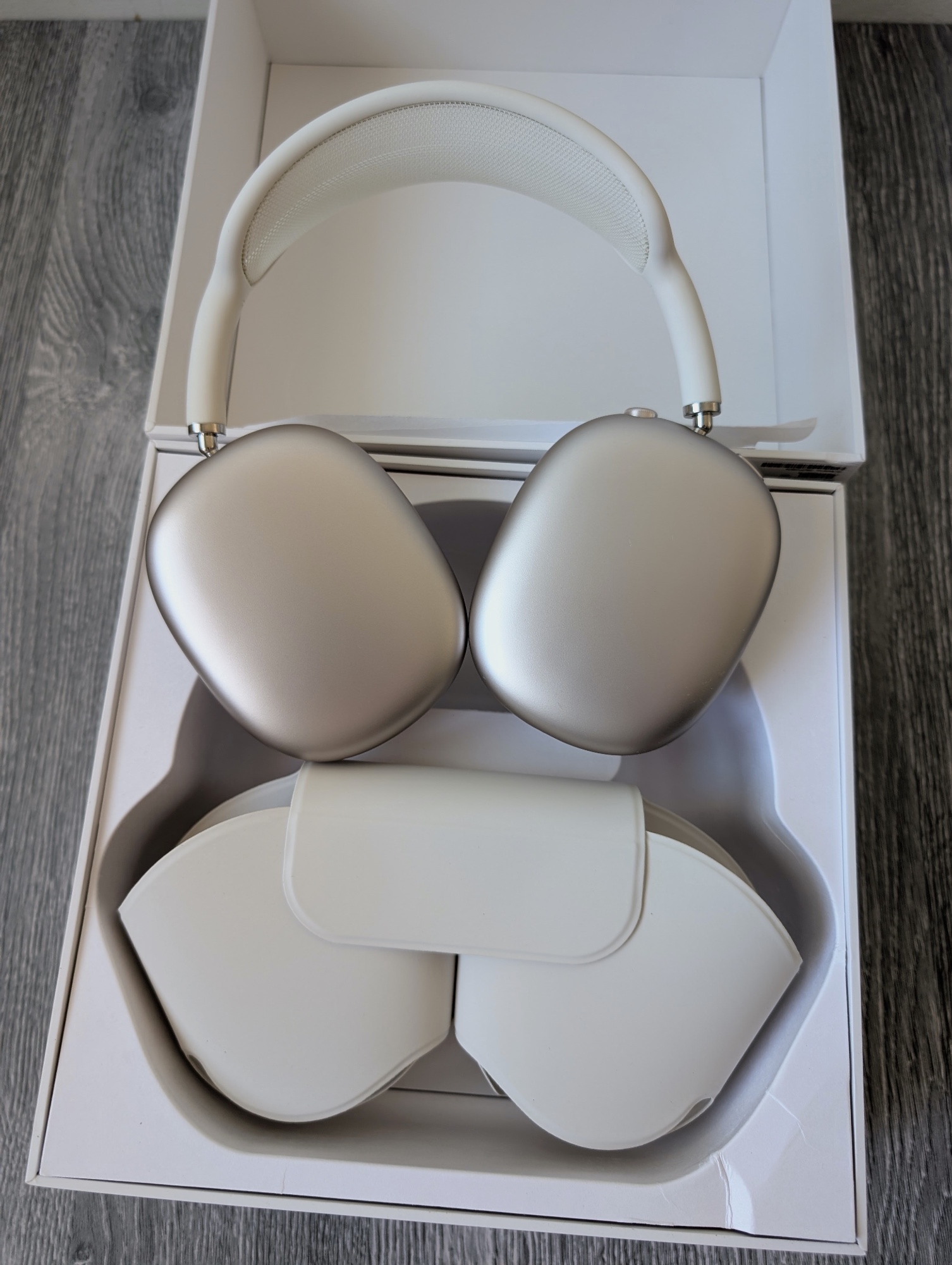 AirPods max starlight  – Apple 4