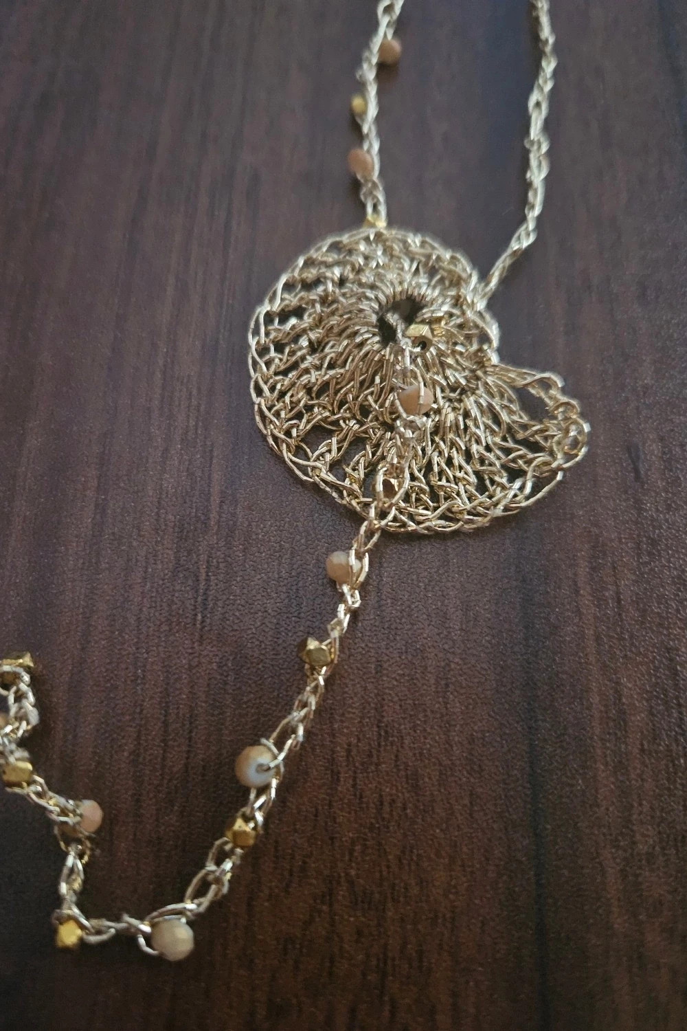 Collar lázada dorado cuentas facetadas beige caracola tejida ajustable | boho handmade – Local 2