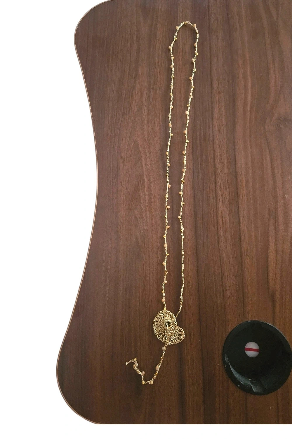 Collar lázada dorado cuentas facetadas beige caracola tejida ajustable | boho handmade – Local