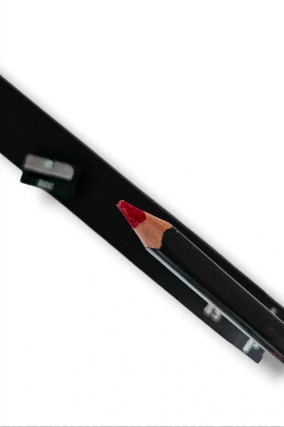 Lápiz Labial High Definition Lip Pencil Tono Koi | Nee Makeup | Nuevo en Caja