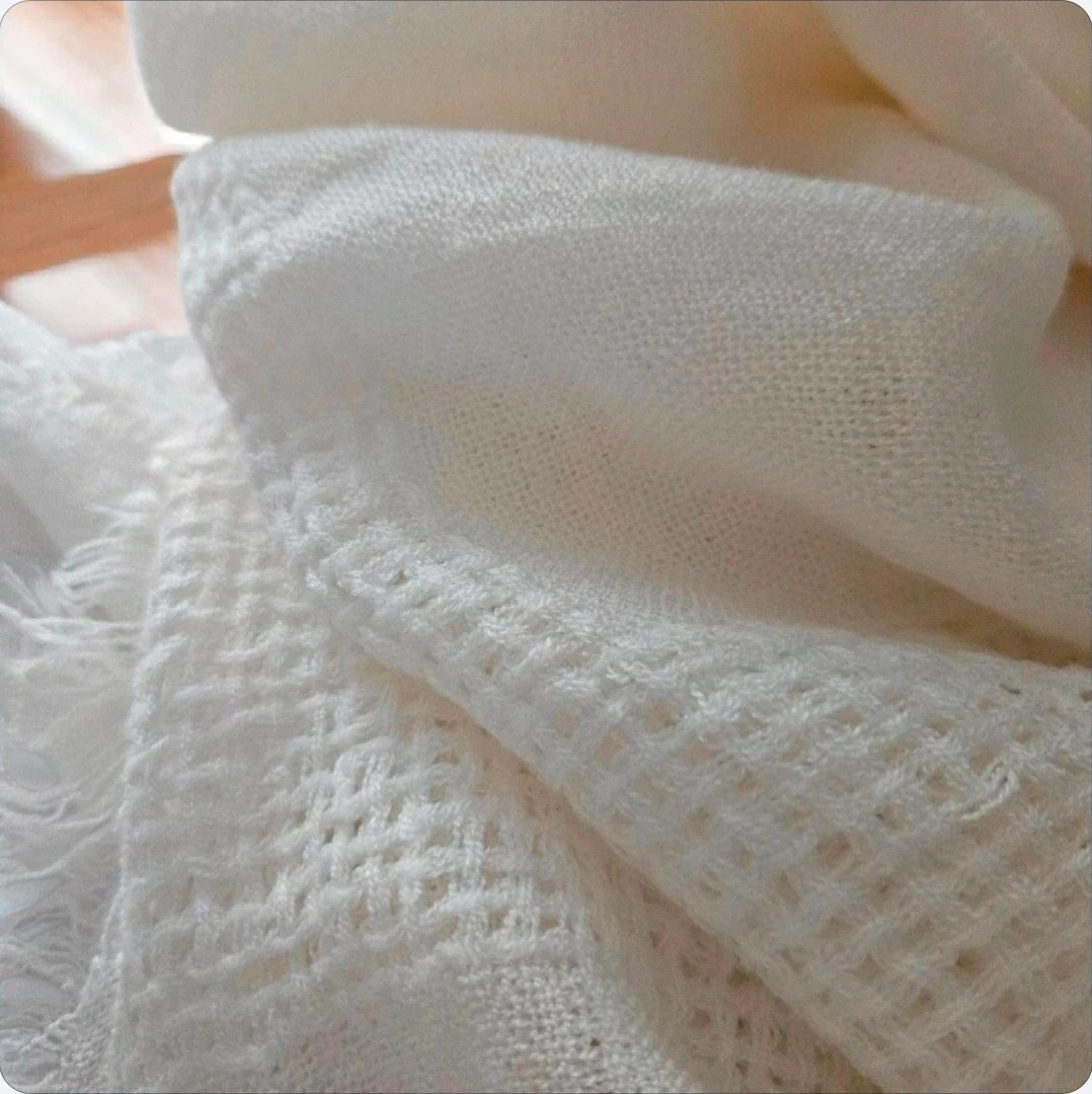Local artisan textile · Off-white · Soft touch · Perfect condition 3