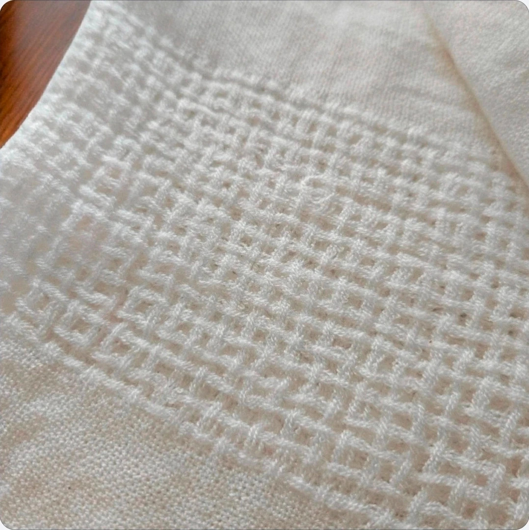 Local artisan textile · Off-white · Soft touch · Perfect condition 4