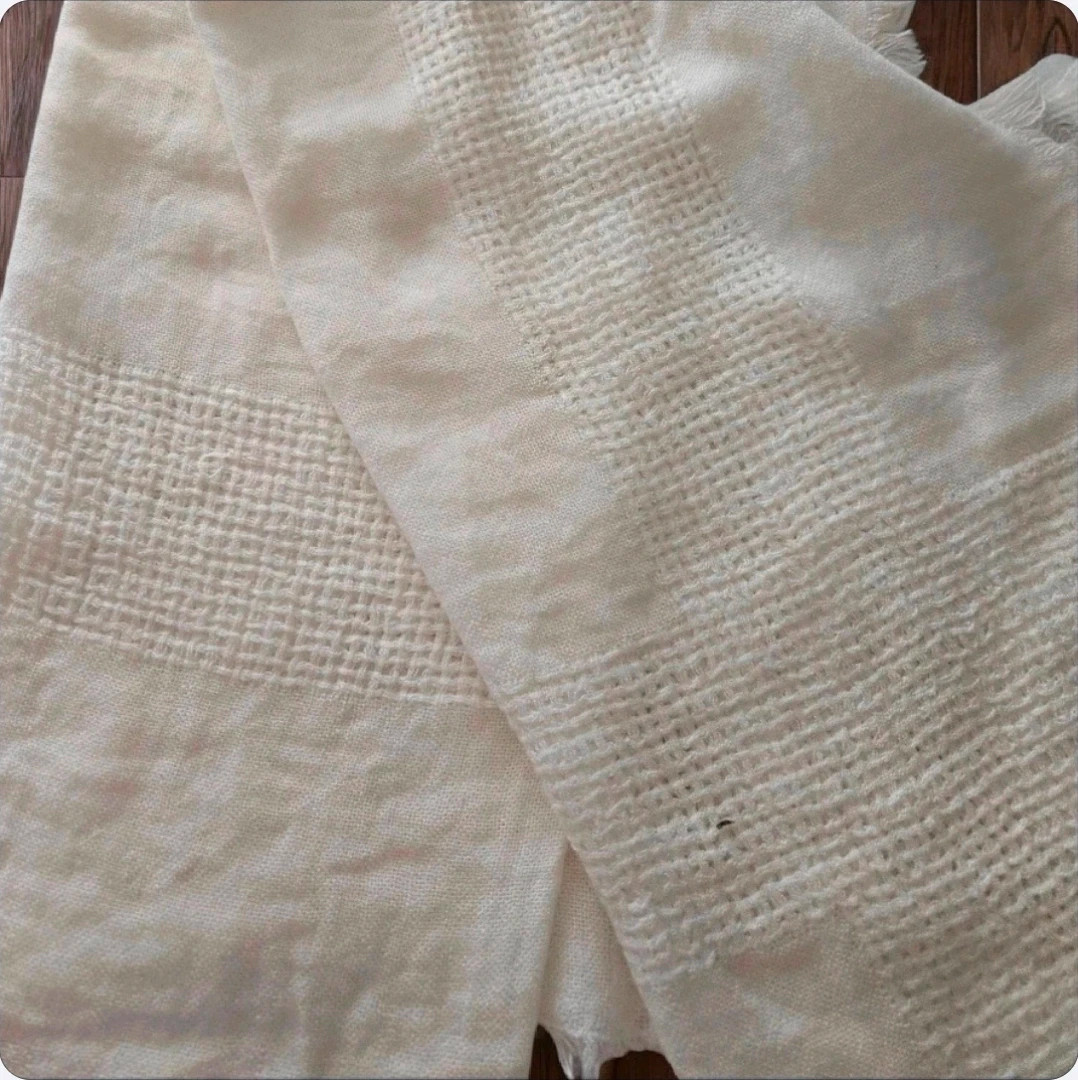 Local artisan textile · Off-white · Soft touch · Perfect condition 5