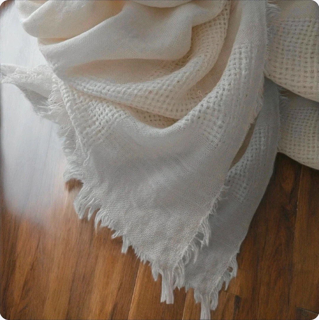 Local artisan textile · Off-white · Soft touch · Perfect condition