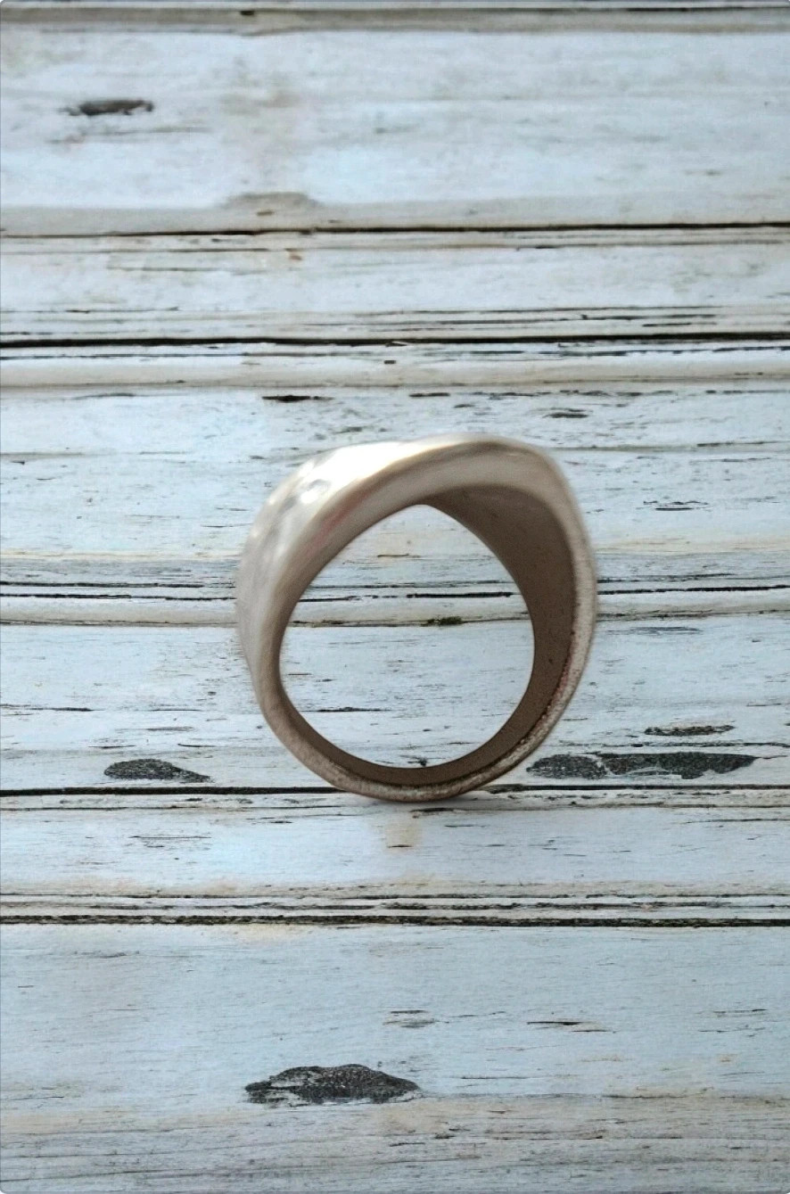 Anillo plateado martillado vintage irregular | Vintage hammered silver tone ring – taille 15,7 mm 4