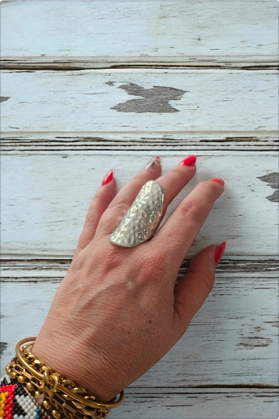 Anillo plateado martillado vintage irregular | Vintage hammered silver tone ring – taille 15,7 mm