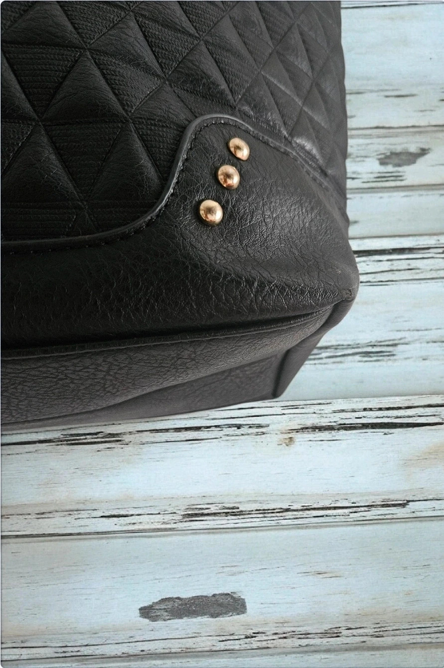 Bolso negro tote acolchado piel sintética elegante | black quilted tote bag faux leather 3