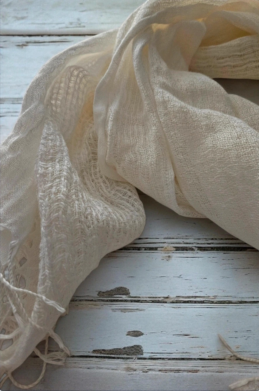 Pañuelo blanco ligero con flecos estado impecable | white lightweight scarf fringed 3