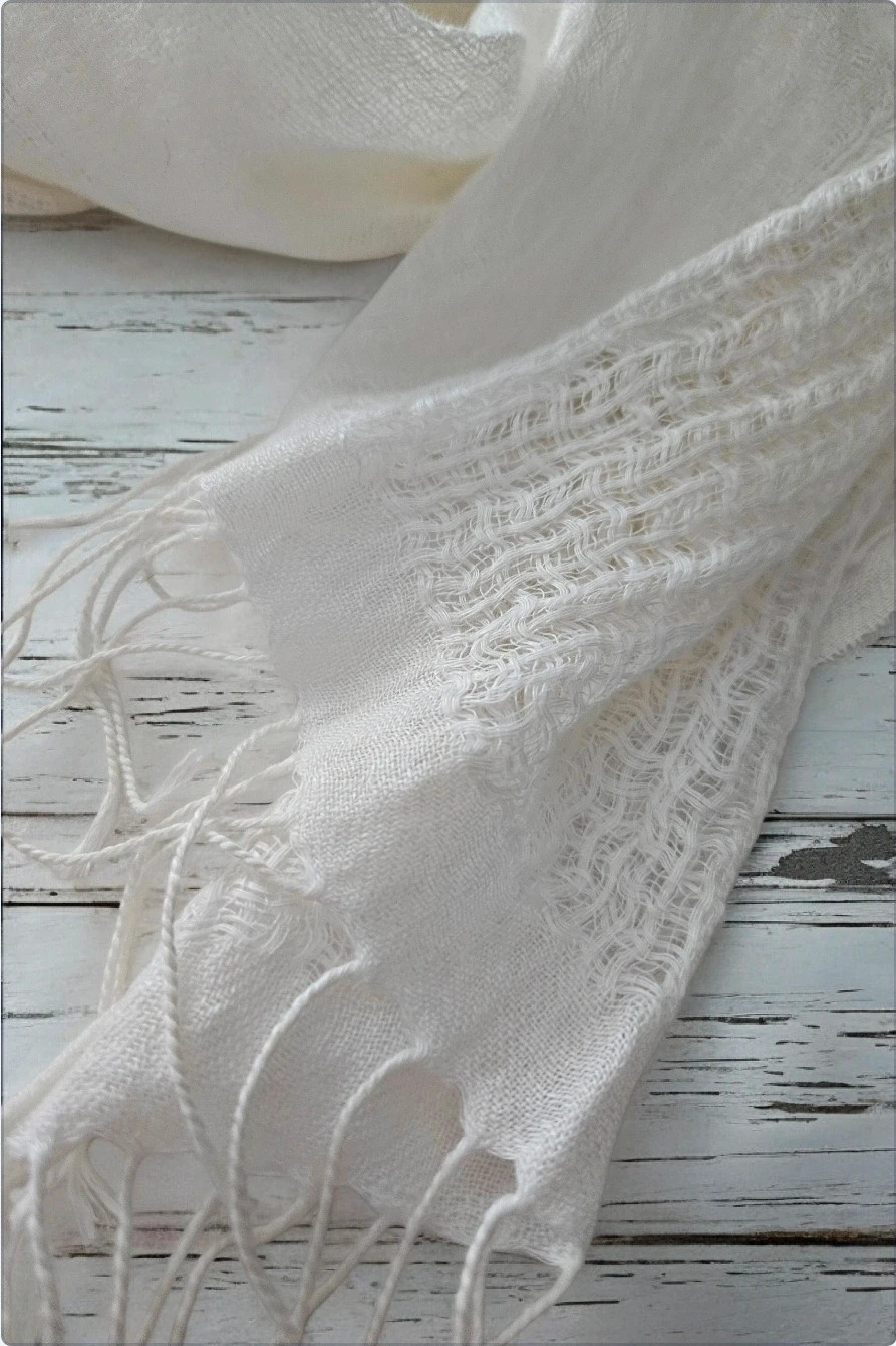 Pañuelo blanco ligero con flecos estado impecable | white lightweight scarf fringed 2