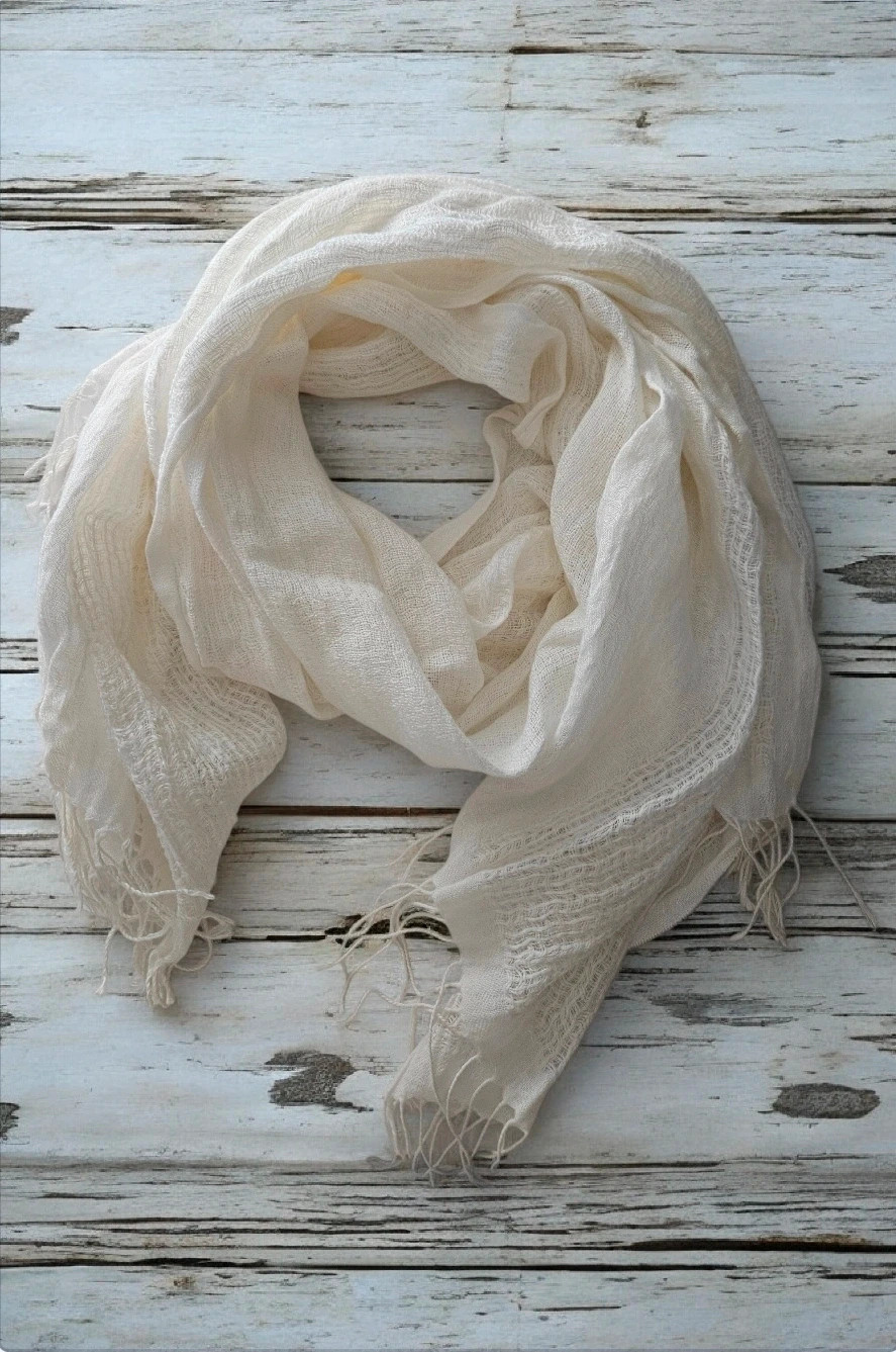 Pañuelo blanco ligero con flecos estado impecable | white lightweight scarf fringed