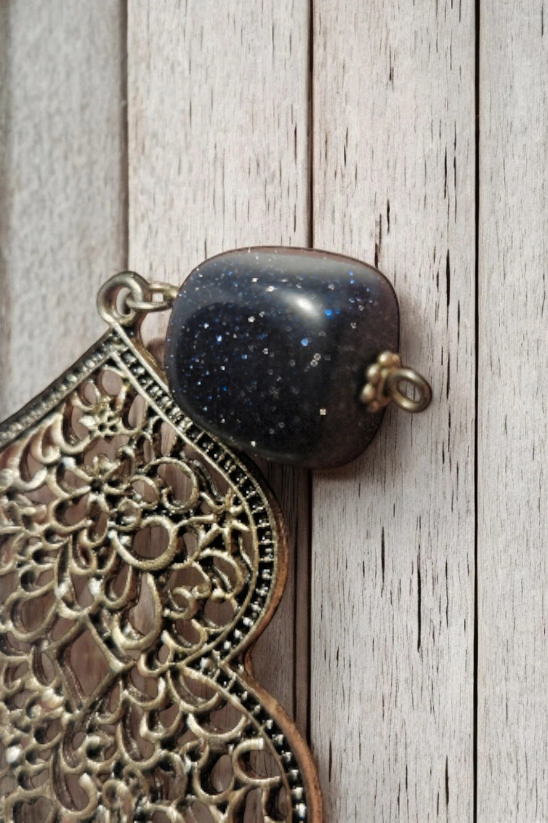 Colgante boho Blue Goldstone · filigrana bronce · encanto místico y brillo estrellado – No Label 2