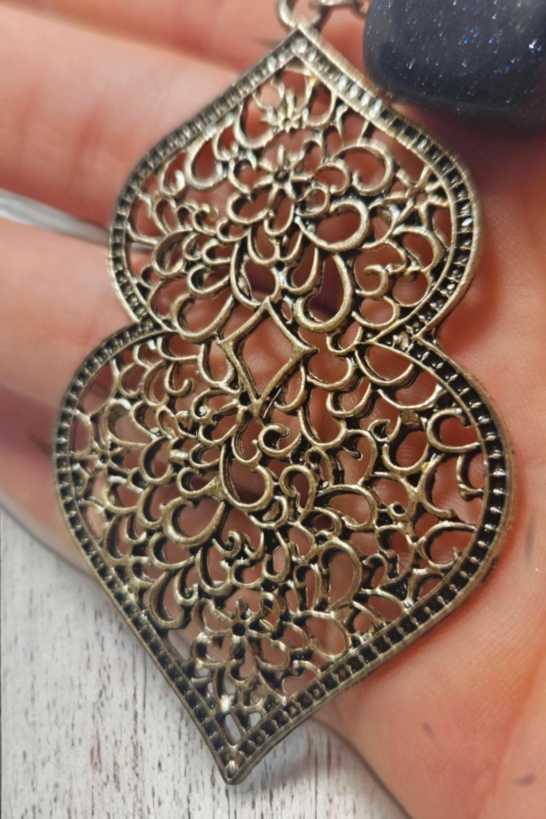 Colgante boho Blue Goldstone · filigrana bronce · encanto místico y brillo estrellado – No Label 3