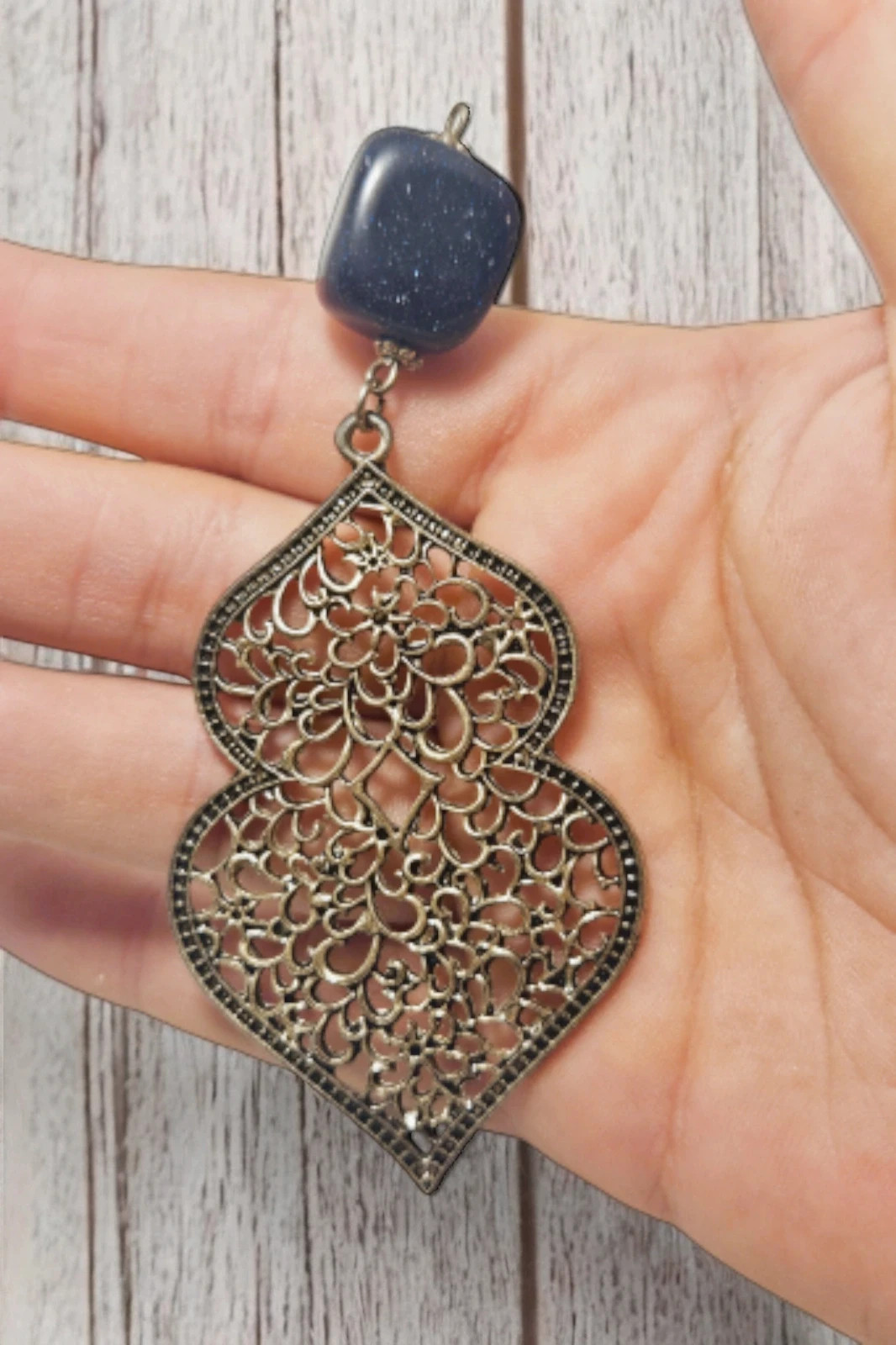 Colgante boho Blue Goldstone · filigrana bronce · encanto místico y brillo estrellado