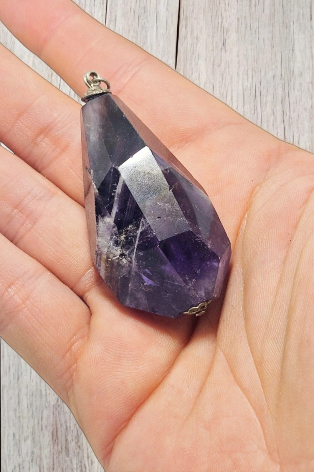 Colgante Amatista natural 5cm · Facetada geométrica · intuición y paz interior – No Label 2