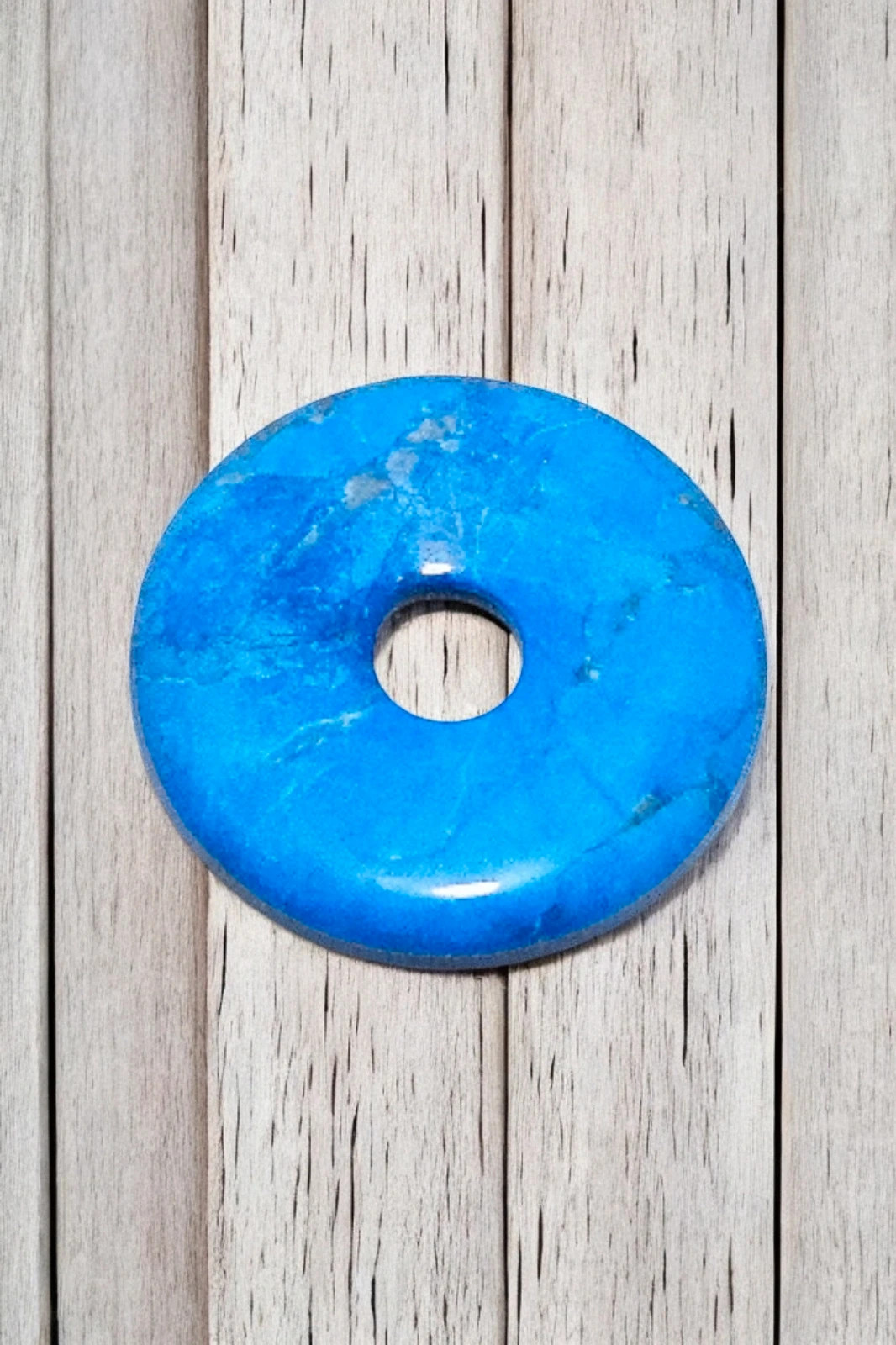 Colgante donut Howlita azul (Turquenita) 4cm · piedra natural teñida · relajante y comunicación