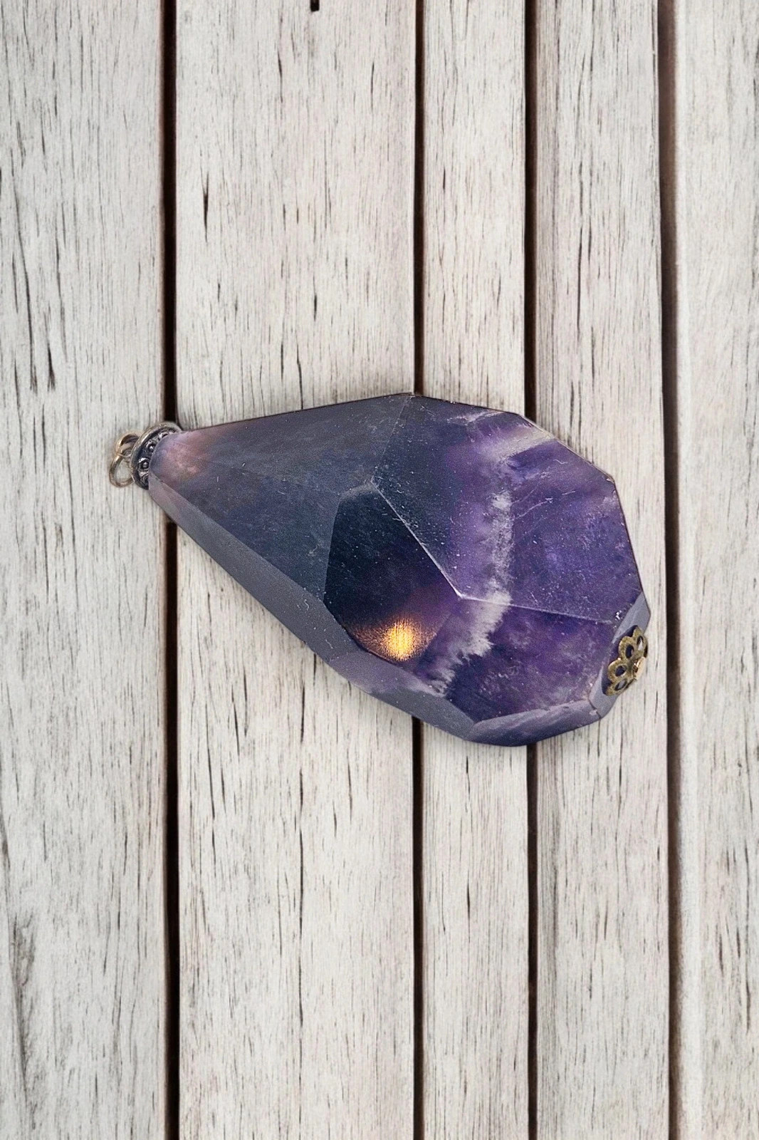 Colgante Amatista natural 5cm · Facetada geométrica · intuición y paz interior