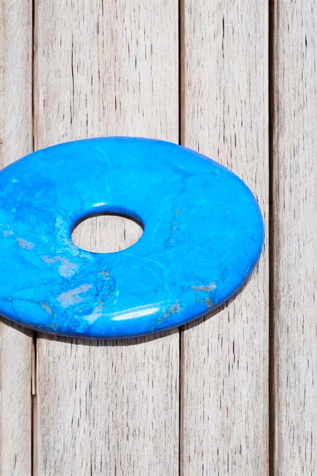 Colgante donut Howlita azul (Turquenita) 4cm · piedra natural teñida · relajante y comunicación – No Label 3