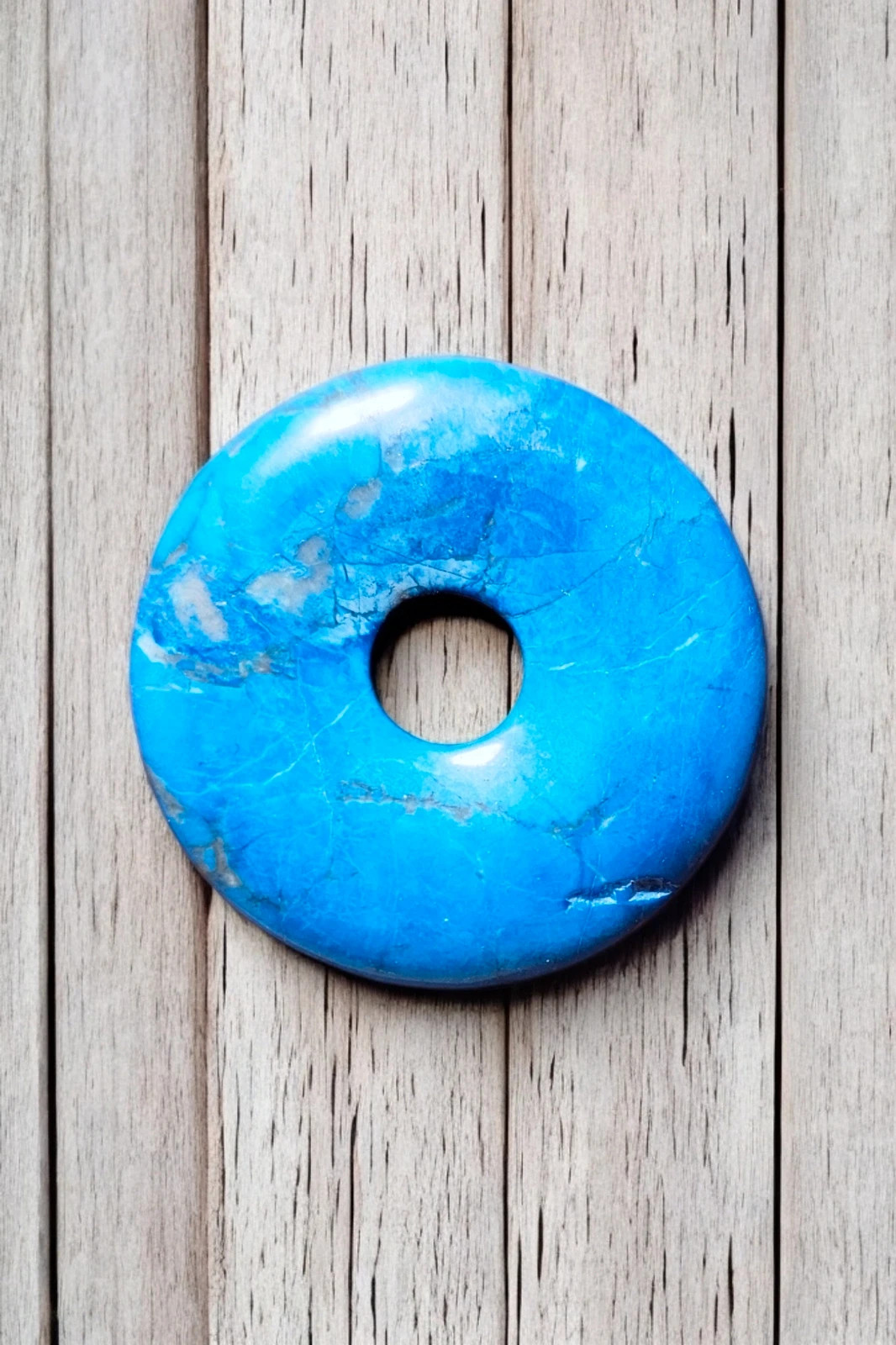 Colgante donut Howlita azul (Turquenita) 4cm · piedra natural teñida · relajante y comunicación – No Label 2