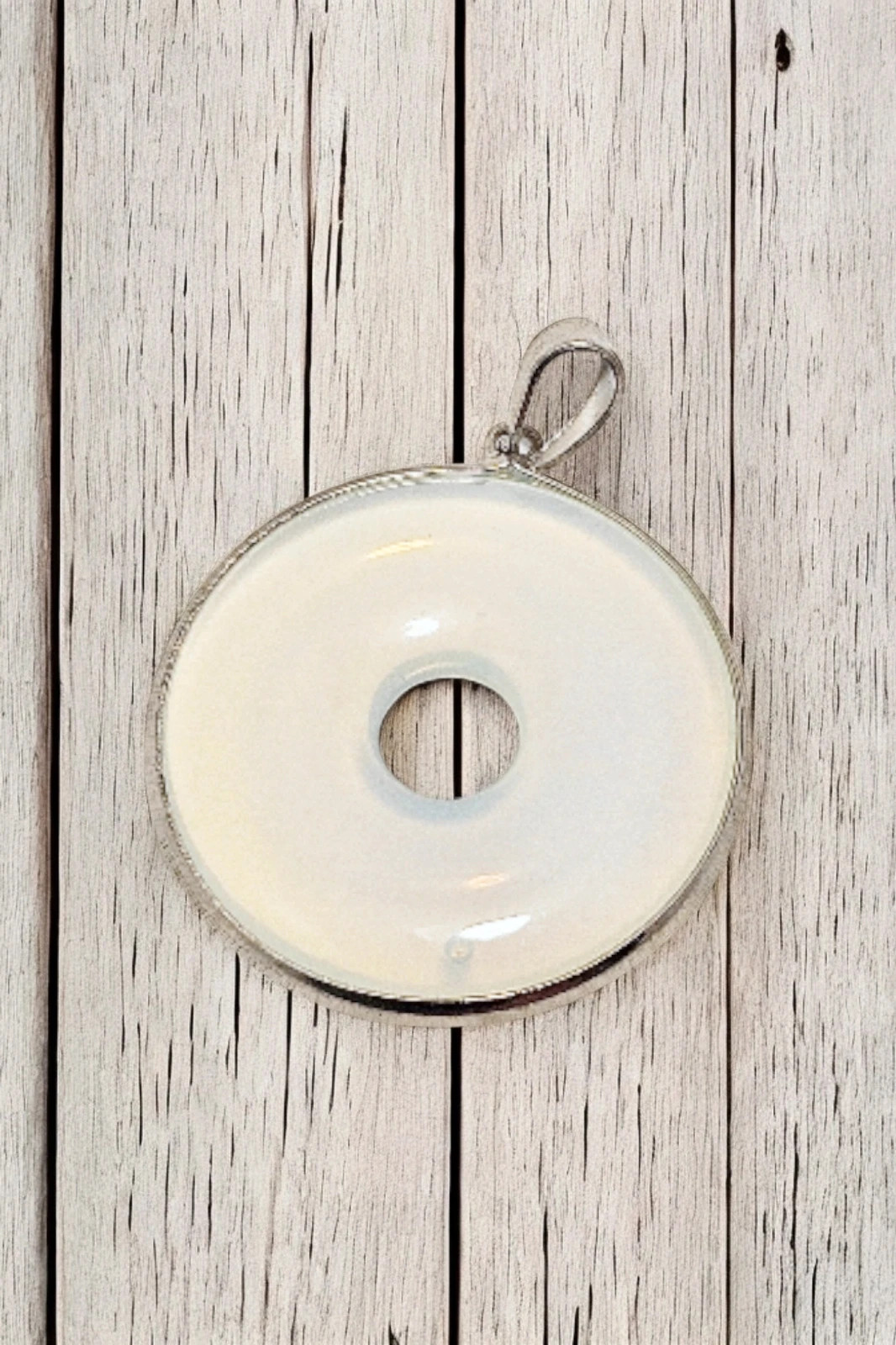 Colgante donut Opalina Opalite 4cm · calma y transición · brillo iridiscente – No Label 2