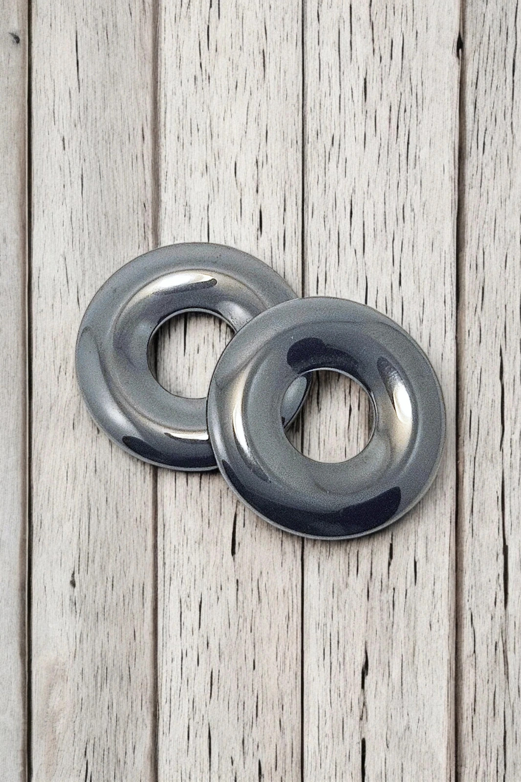 Colgante Hematite natural 2,5cm · donut Pi · protección energía · ligero minimalista