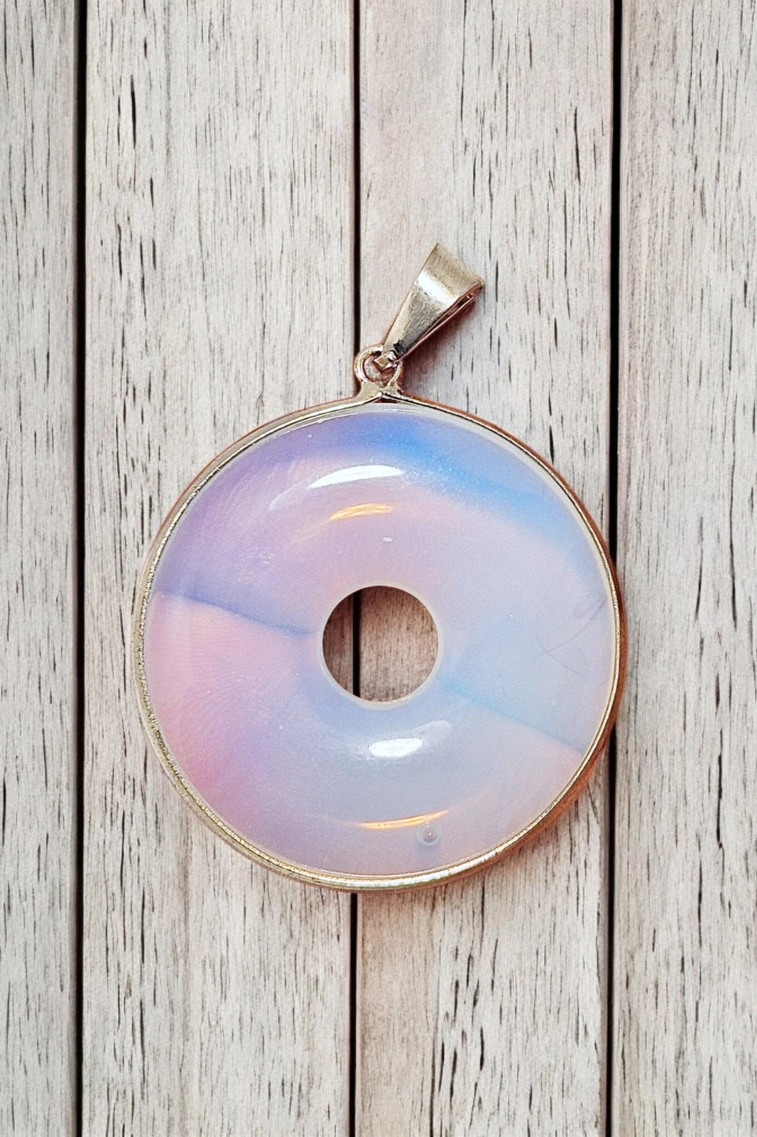 Colgante donut Opalina Opalite 4cm · calma y transición · brillo iridiscente