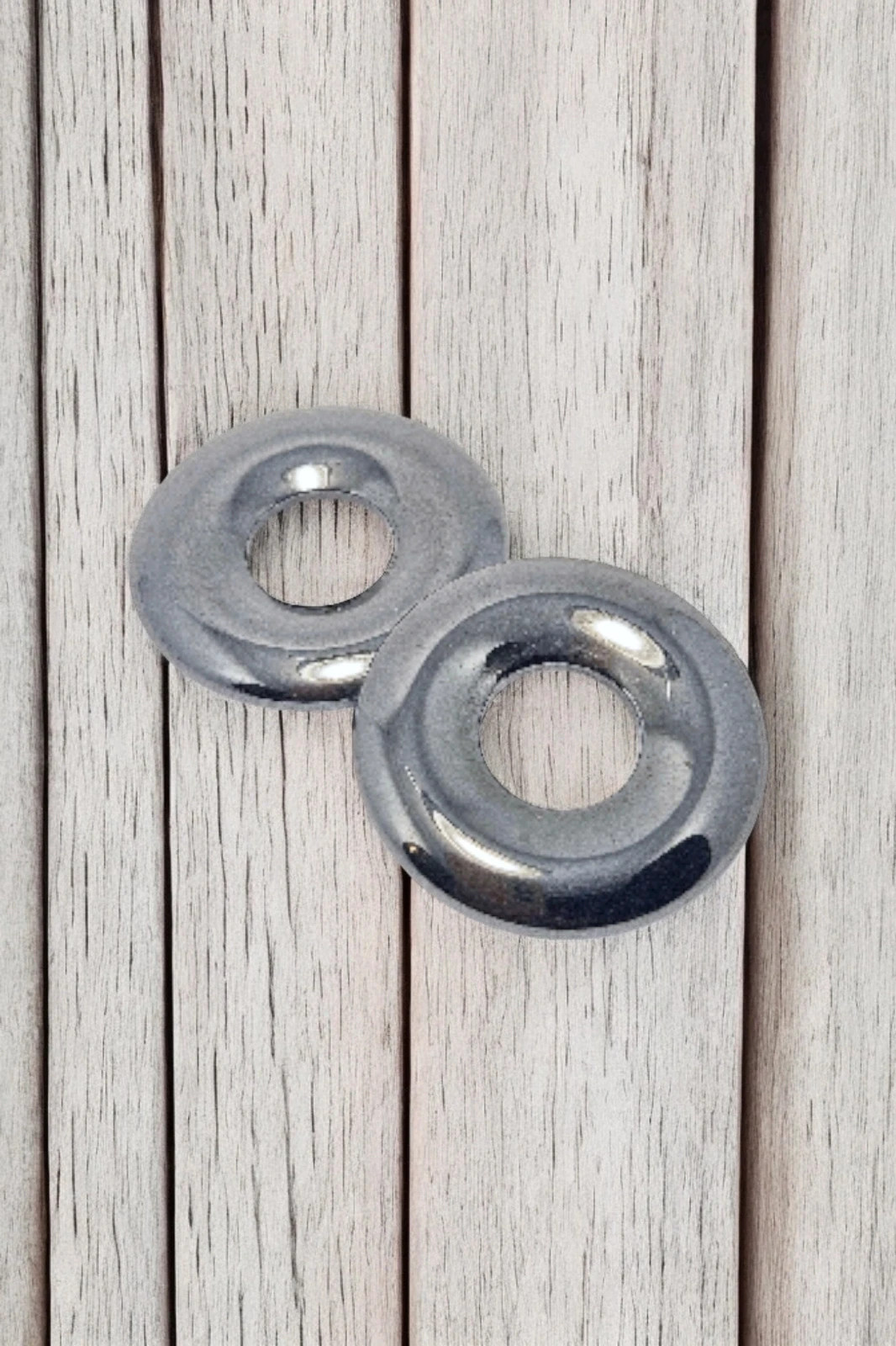 Colgante Hematite natural 2,5cm · donut Pi · protección energía · ligero minimalista – No Label 2