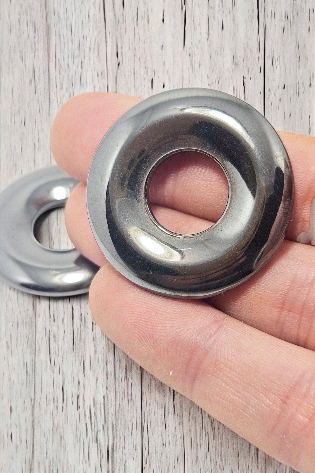 Colgante Hematite natural 2,5cm · donut Pi · protección energía · ligero minimalista – No Label 3