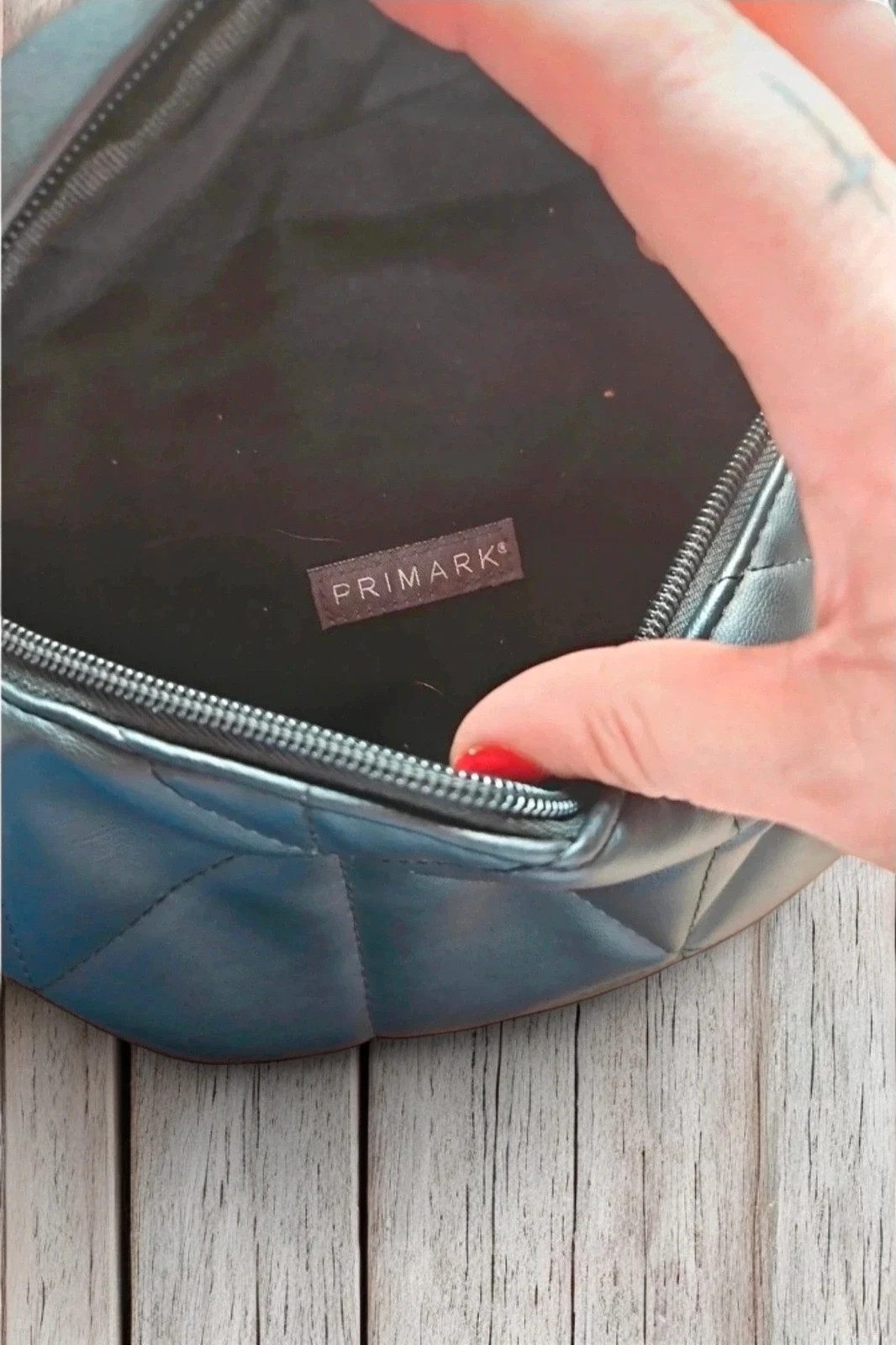 Riñonera Primark negra quilted · Belt bag / crossbody · Adjustable strap · Fast shipping – Primark 3